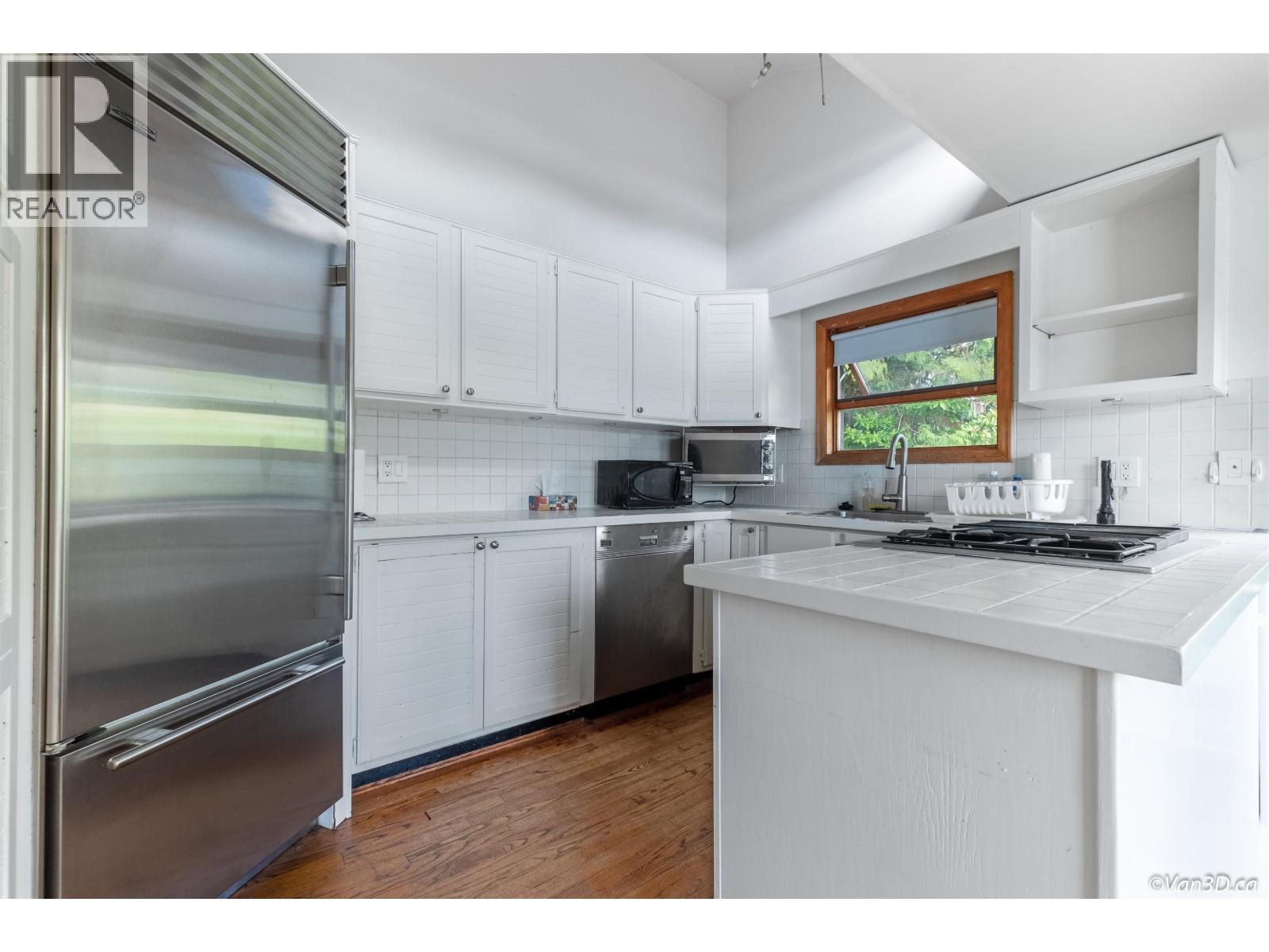 4541 STONEHAVEN AVENUE, North Vancouver