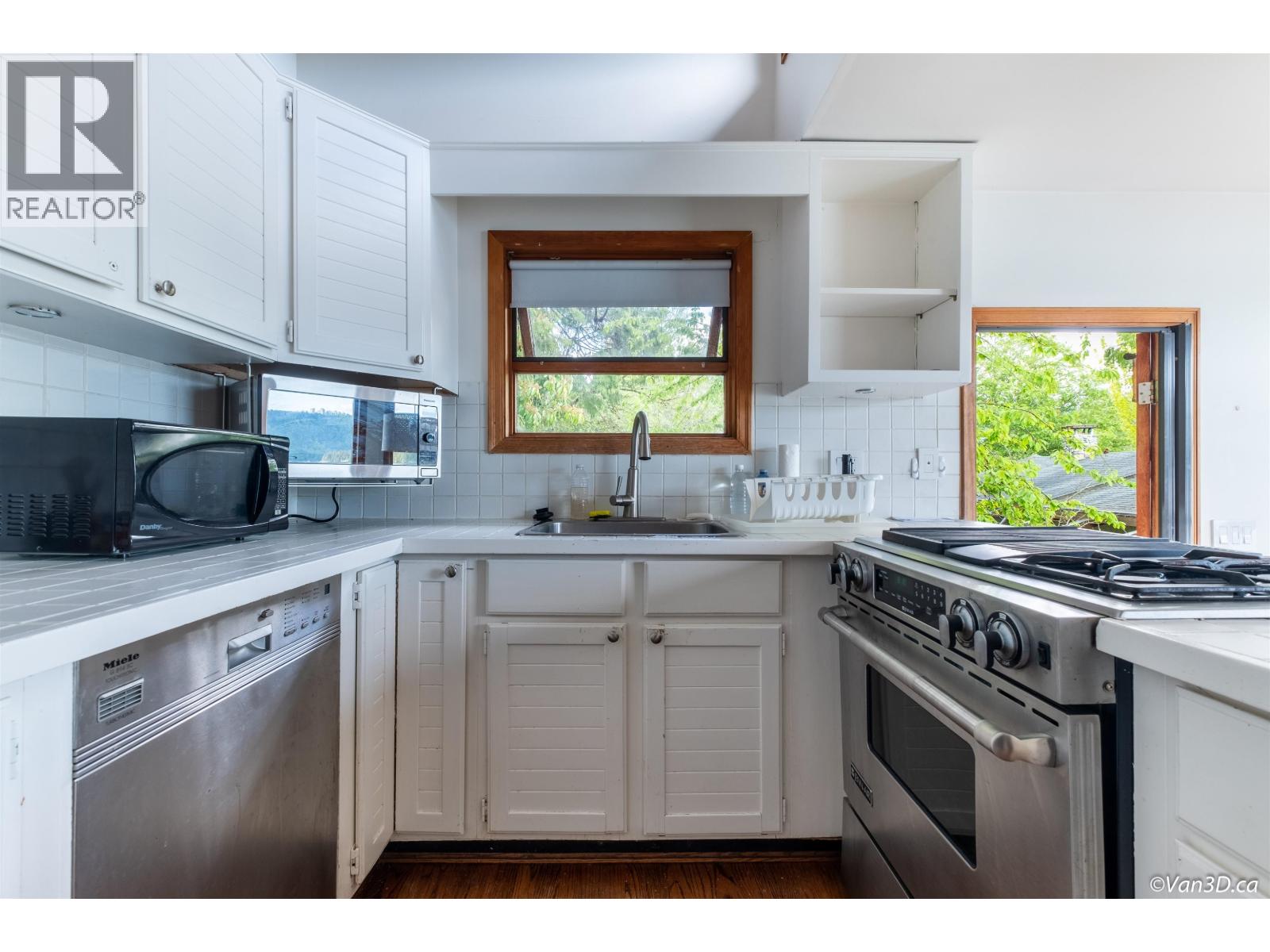 4541 STONEHAVEN AVENUE, North Vancouver