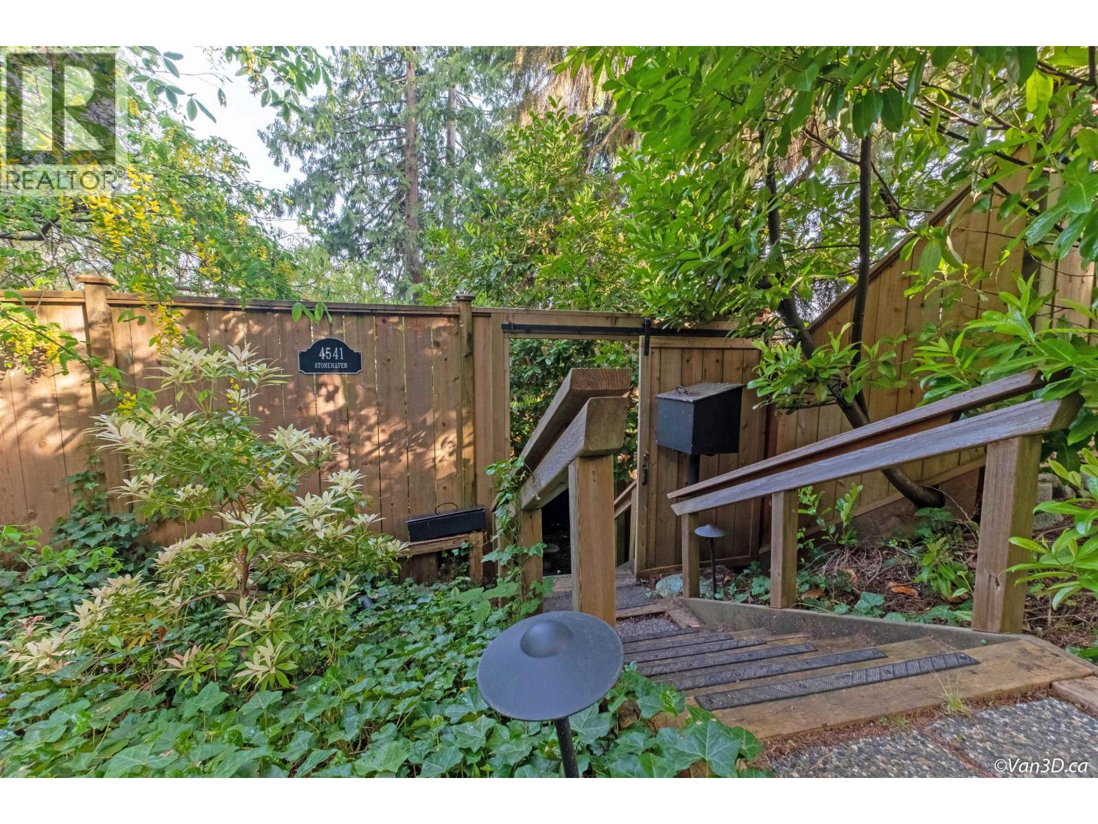 4541 STONEHAVEN AVENUE, North Vancouver