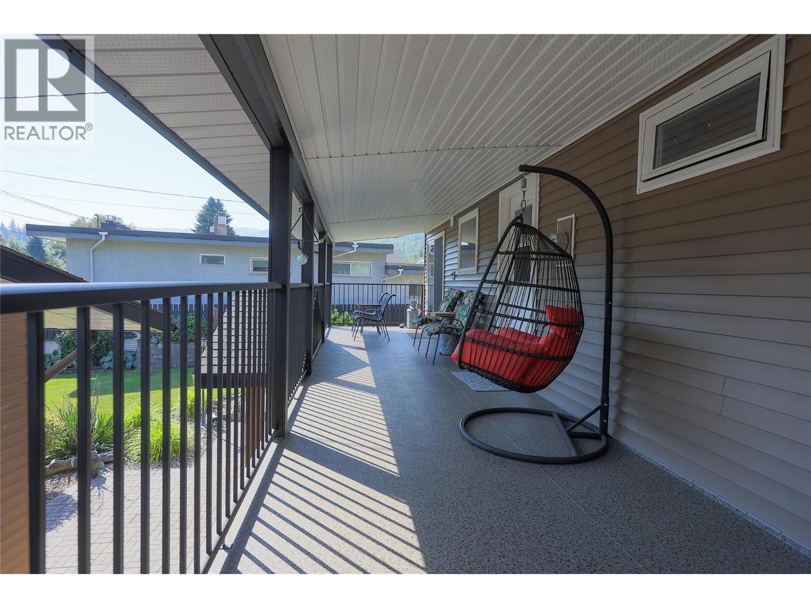 430 3RD Avenue, Trail