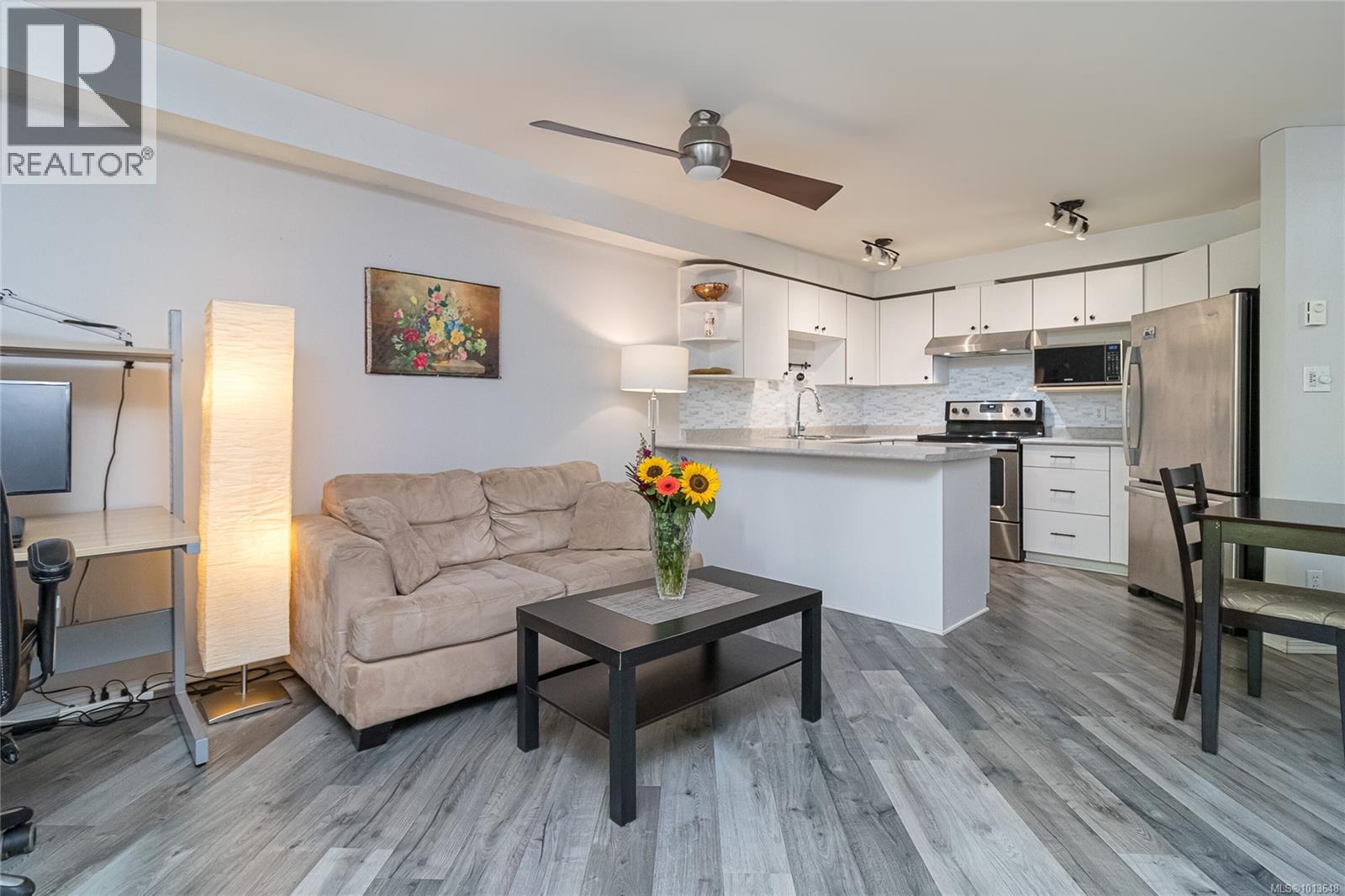 211 494 Marsett Pl, Saanich