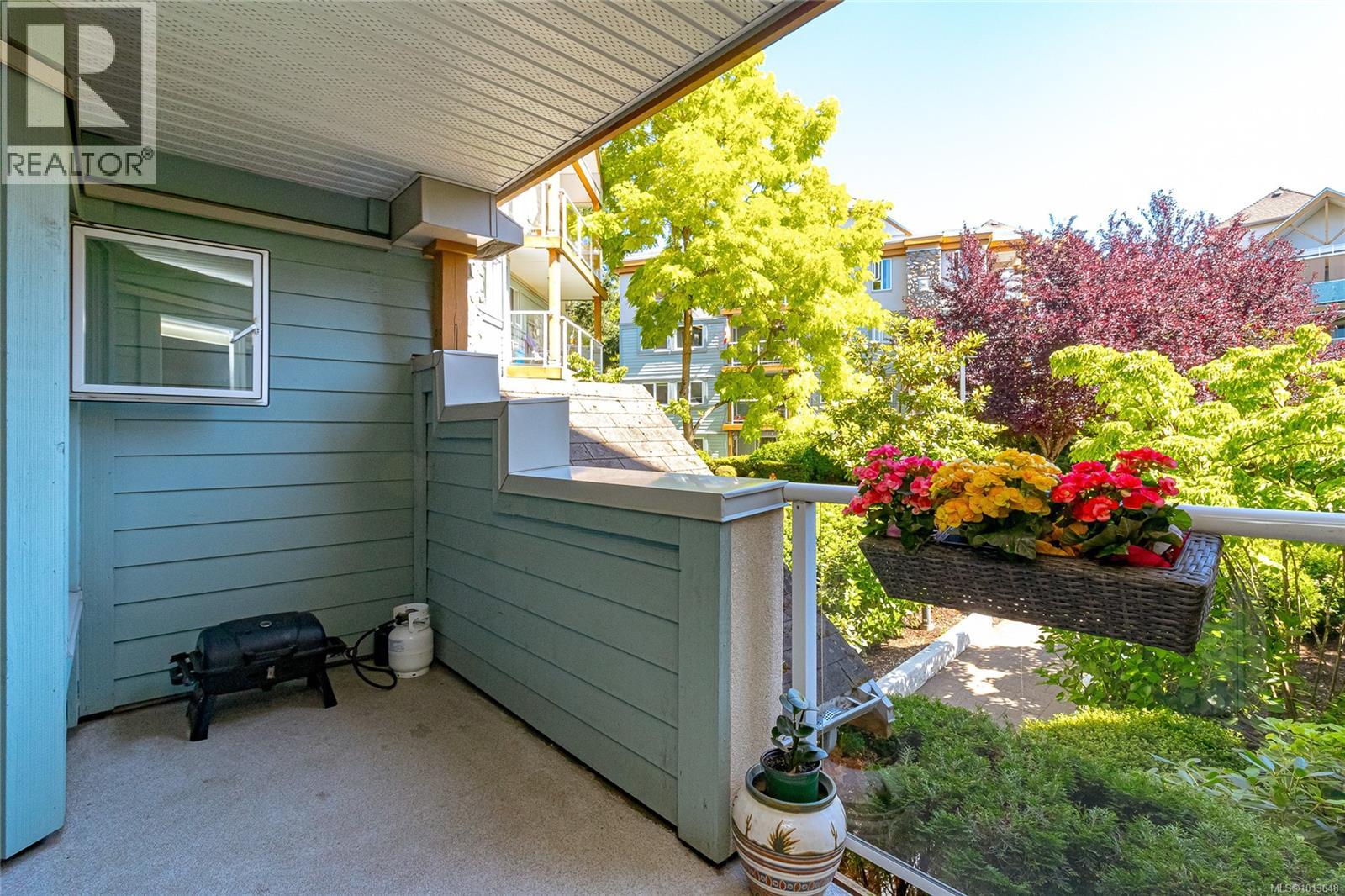 211 494 Marsett Pl, Saanich