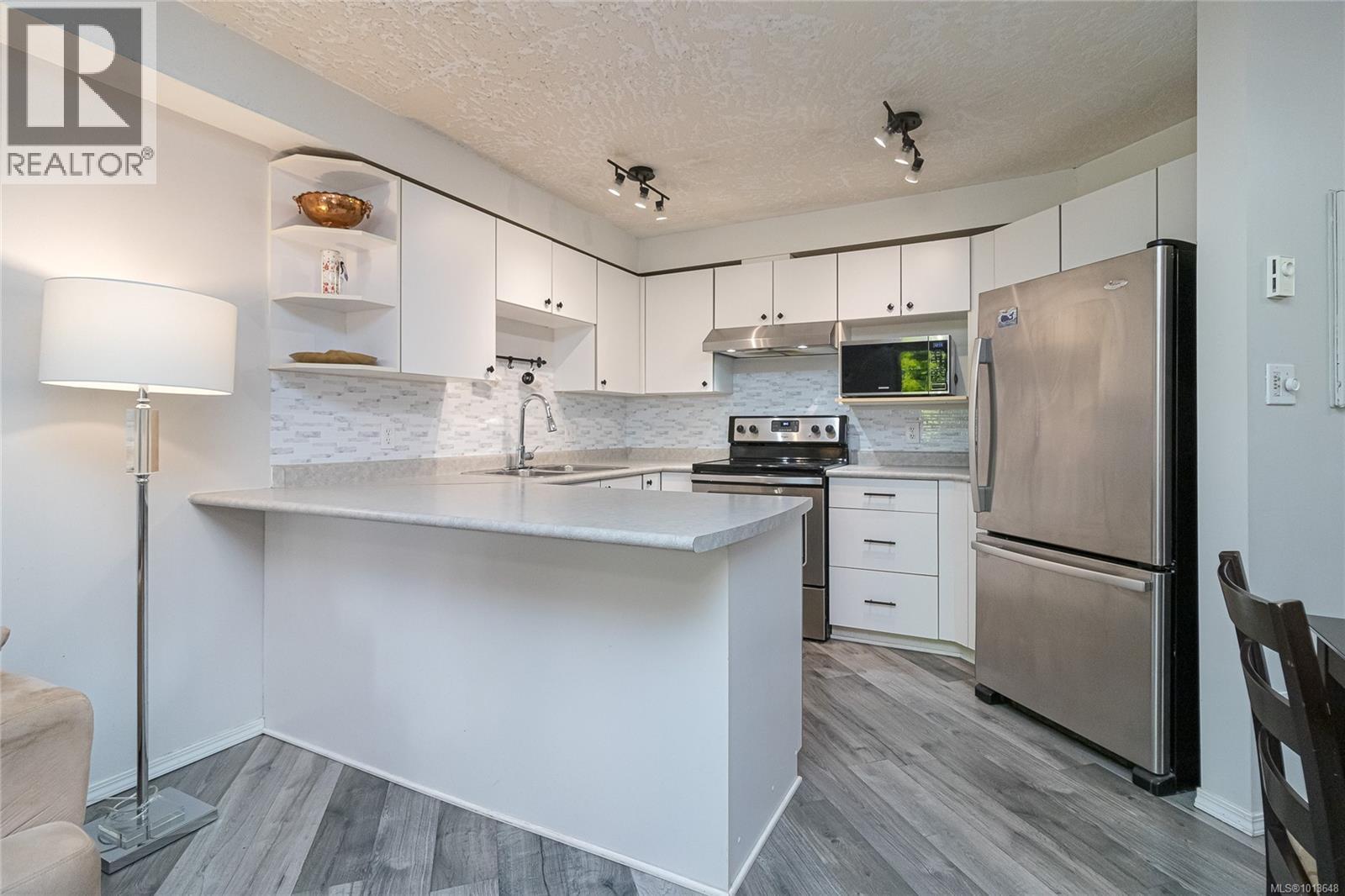 211 494 Marsett Pl, Saanich