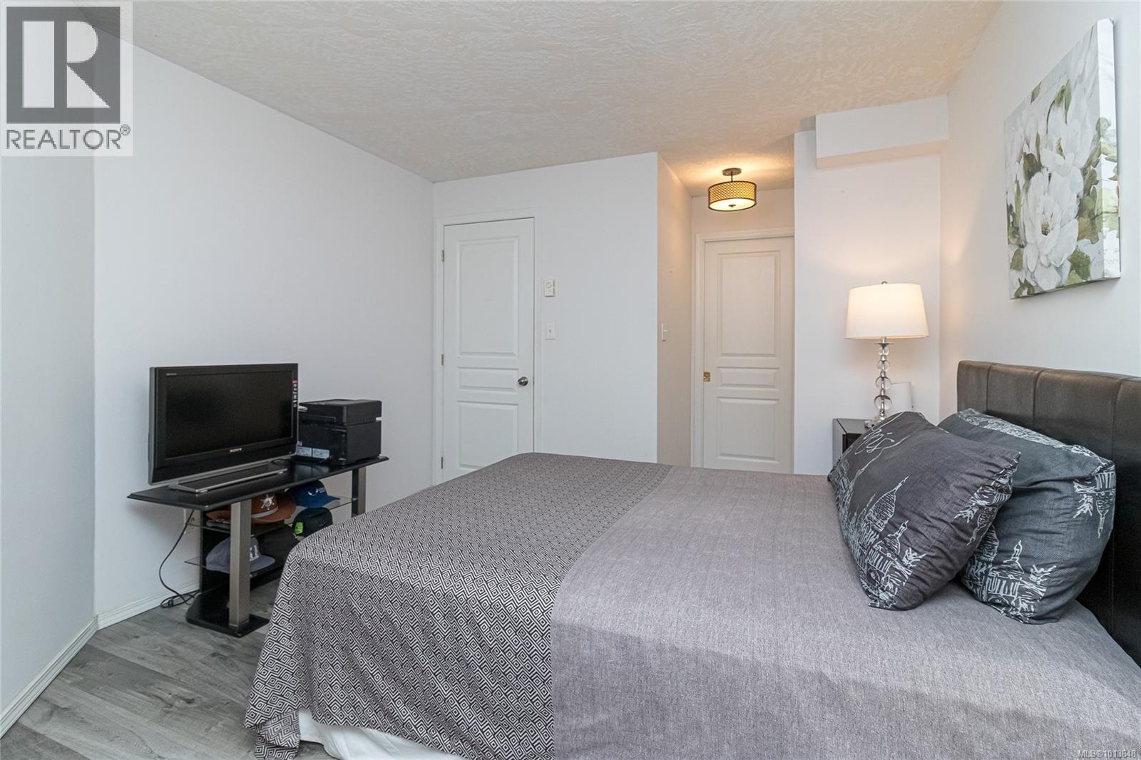 211 494 Marsett Pl, Saanich