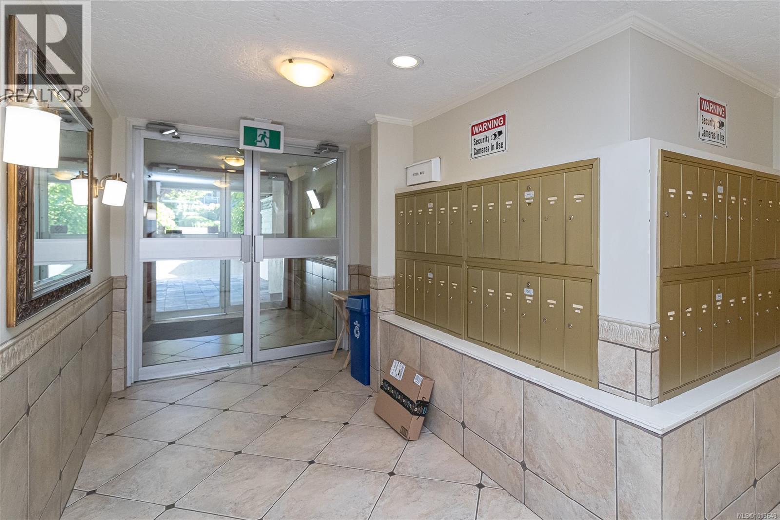 211 494 Marsett Pl, Saanich