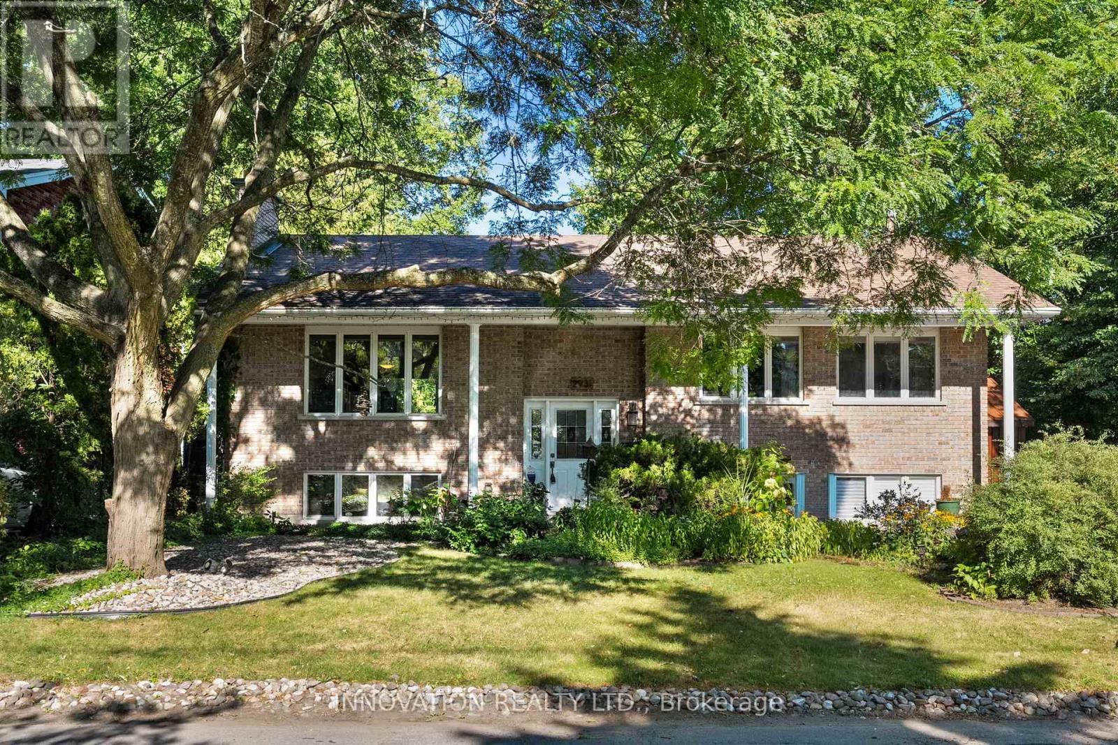 3+1 bed high ranch in a quiet neighbourhood.