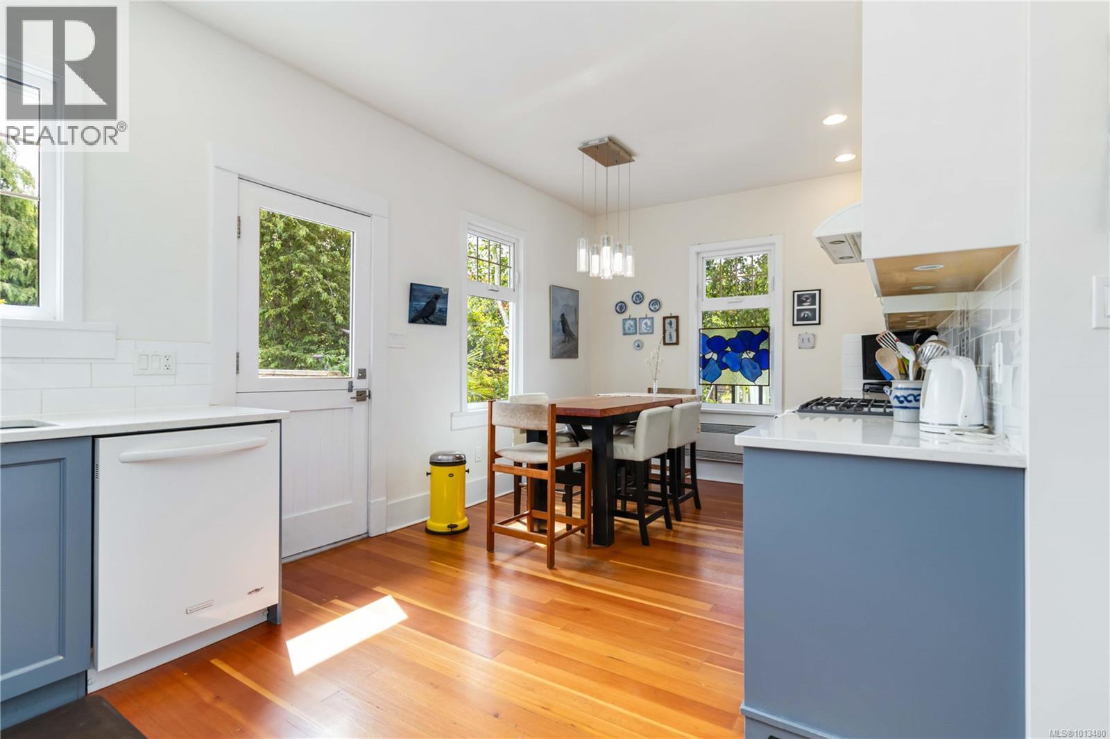 1579 Hampshire Rd, Oak Bay