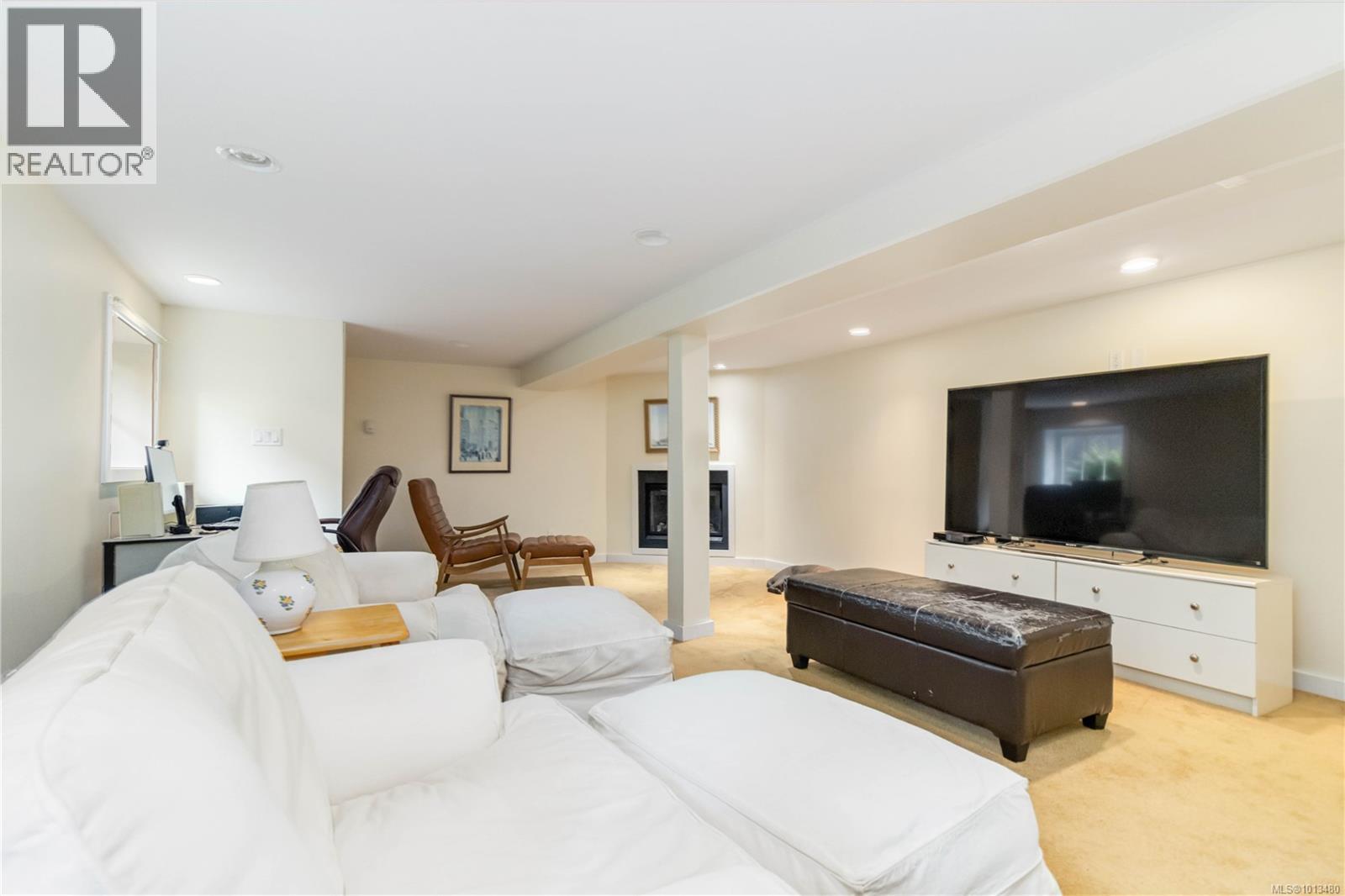 1579 Hampshire Rd, Oak Bay