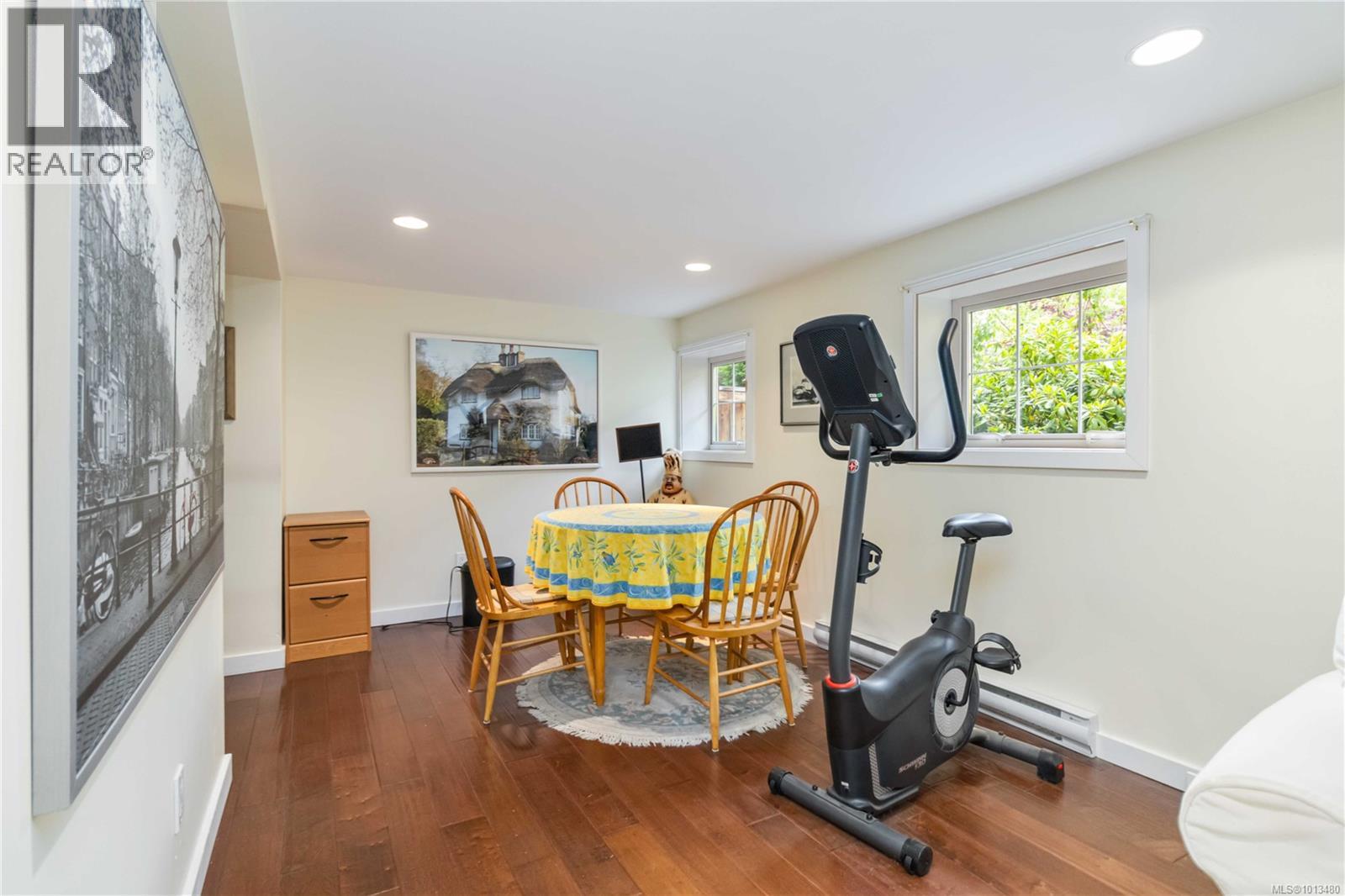1579 Hampshire Rd, Oak Bay