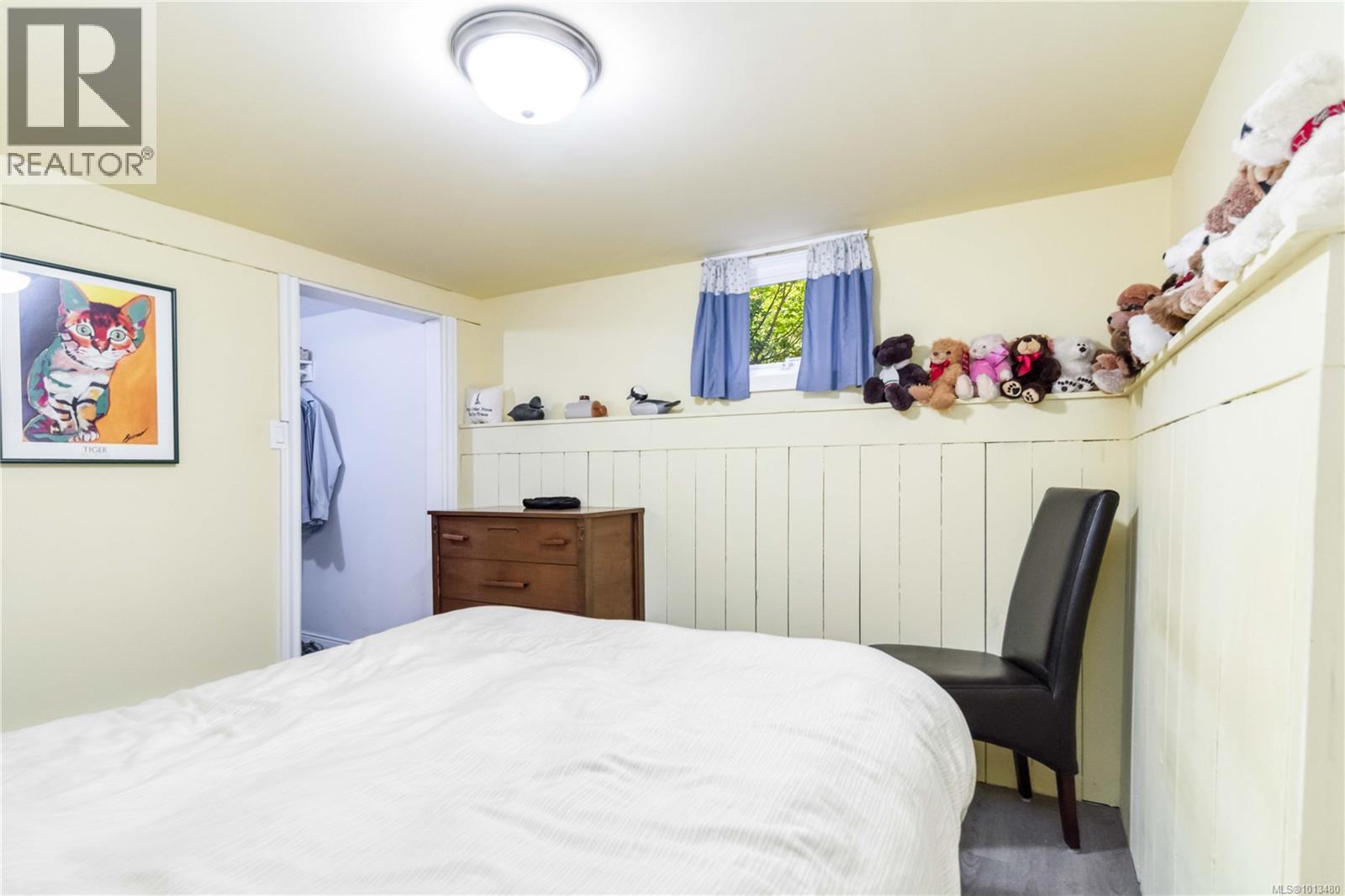 1579 Hampshire Rd, Oak Bay