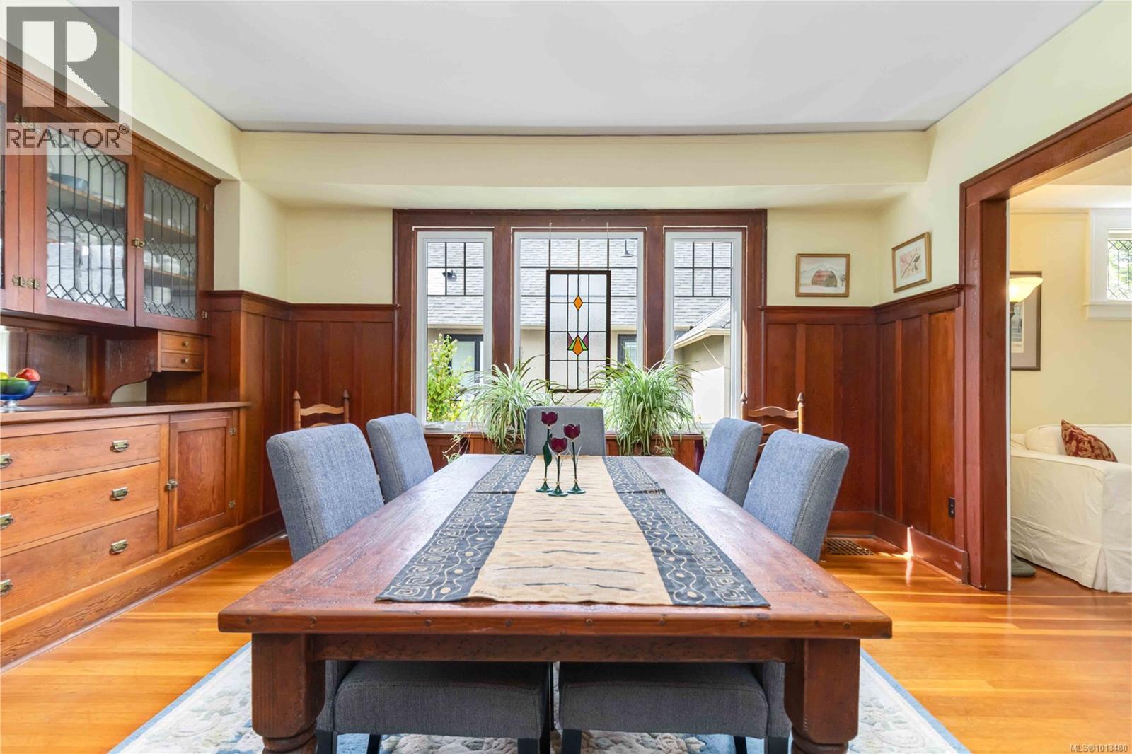 1579 Hampshire Rd, Oak Bay