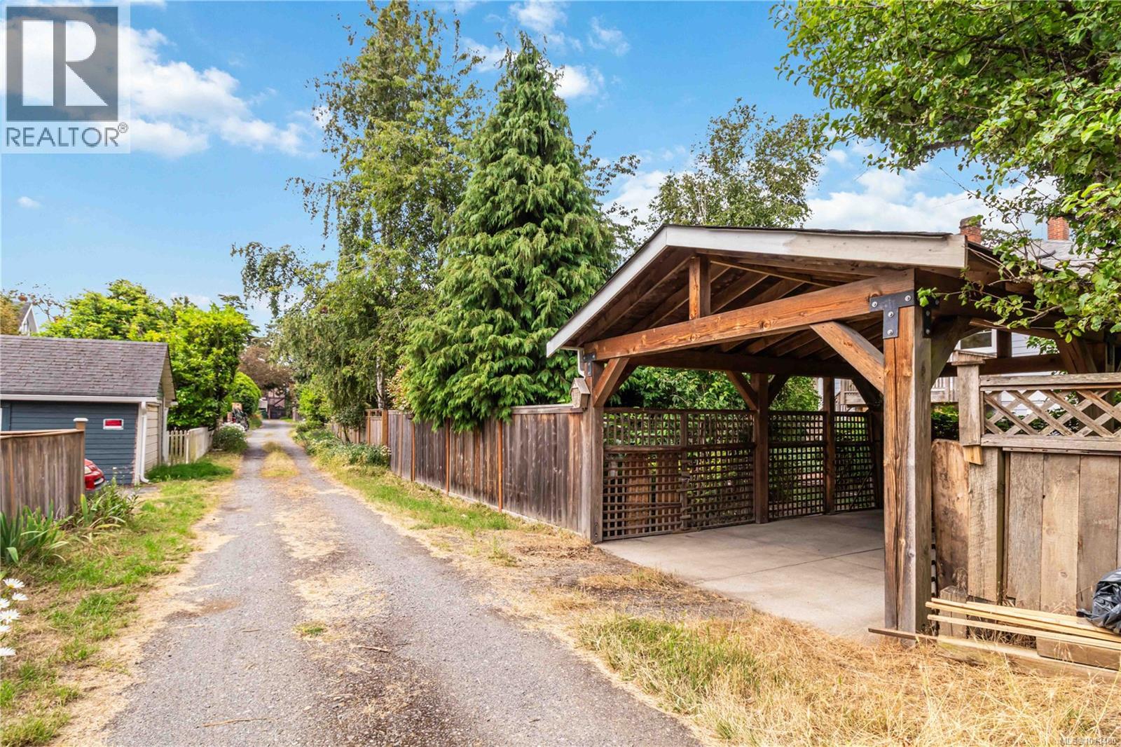 1579 Hampshire Rd, Oak Bay