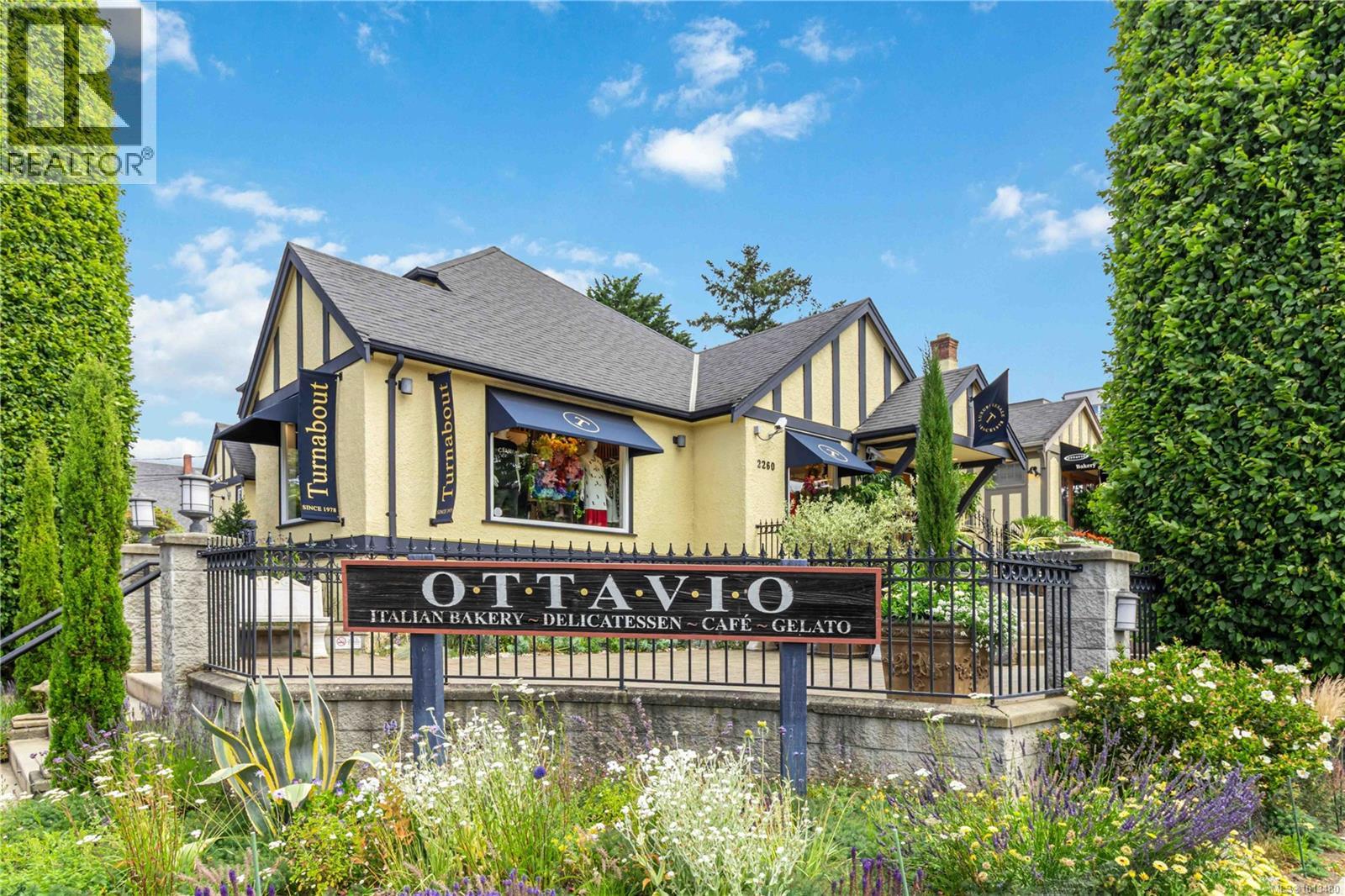 1579 Hampshire Rd, Oak Bay