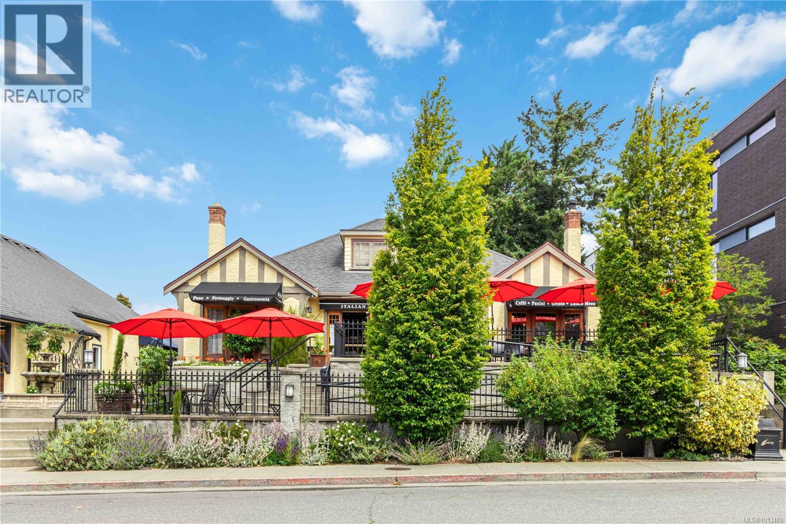 1579 Hampshire Rd, Oak Bay