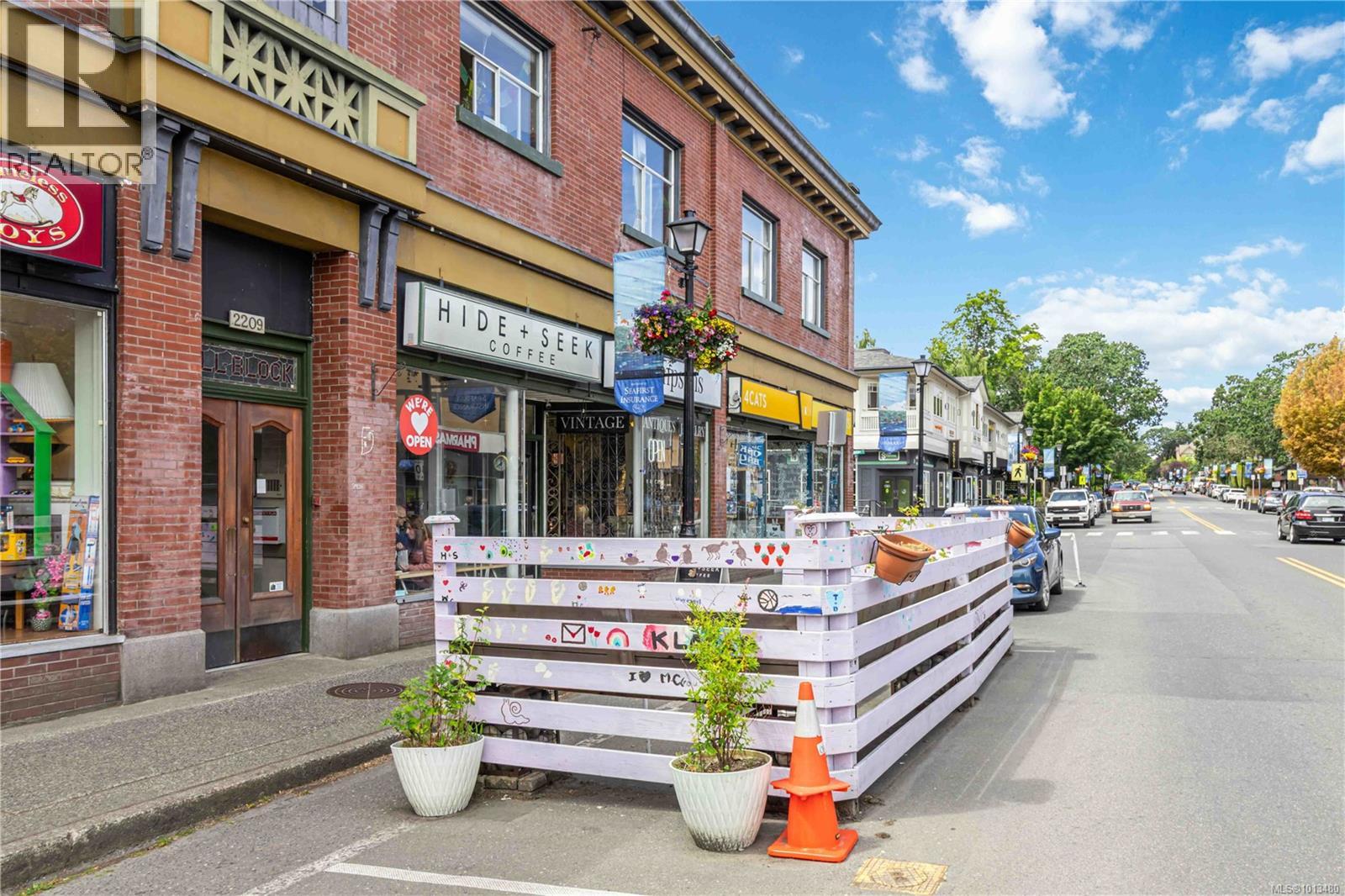1579 Hampshire Rd, Oak Bay