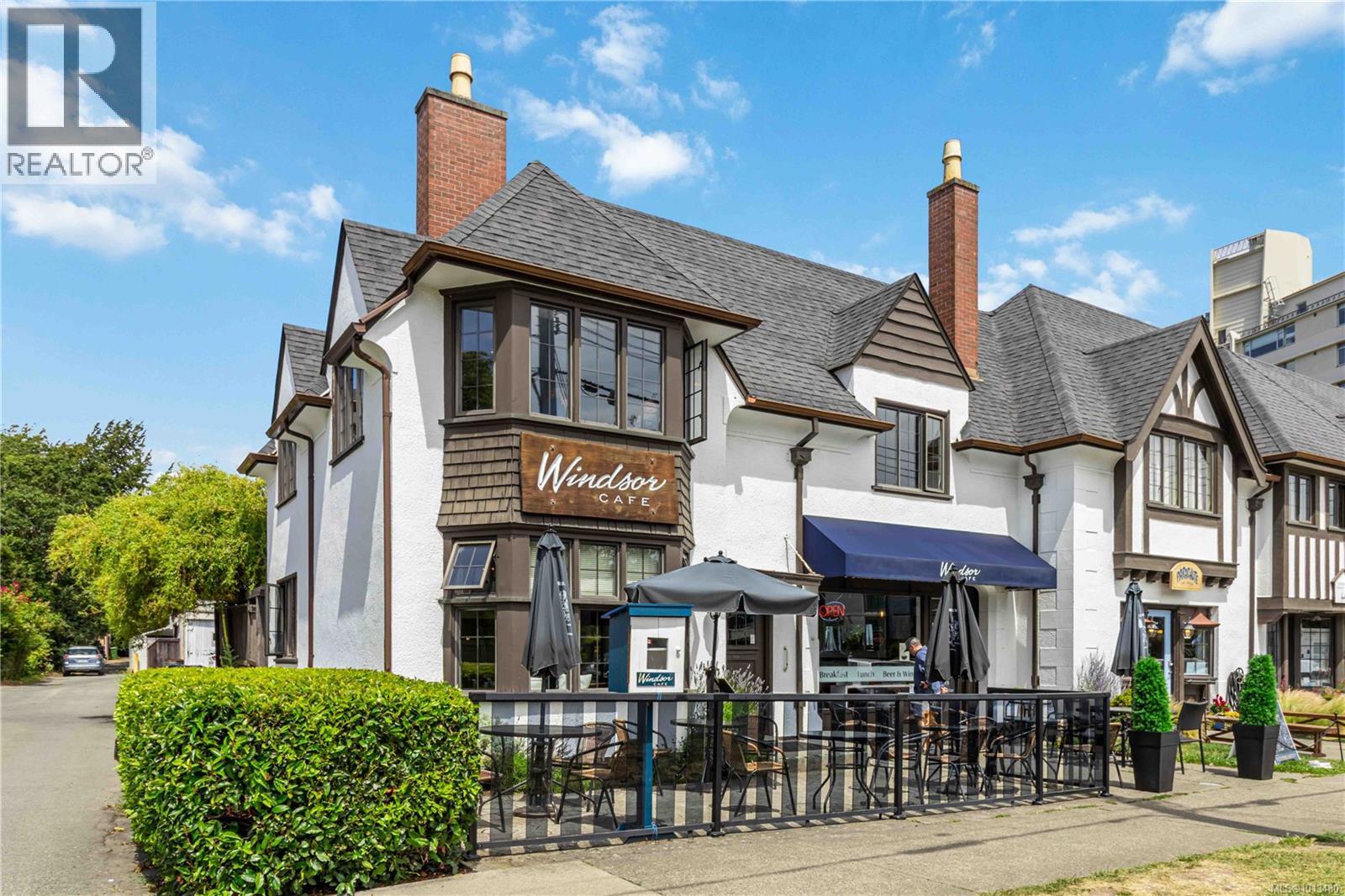 1579 Hampshire Rd, Oak Bay