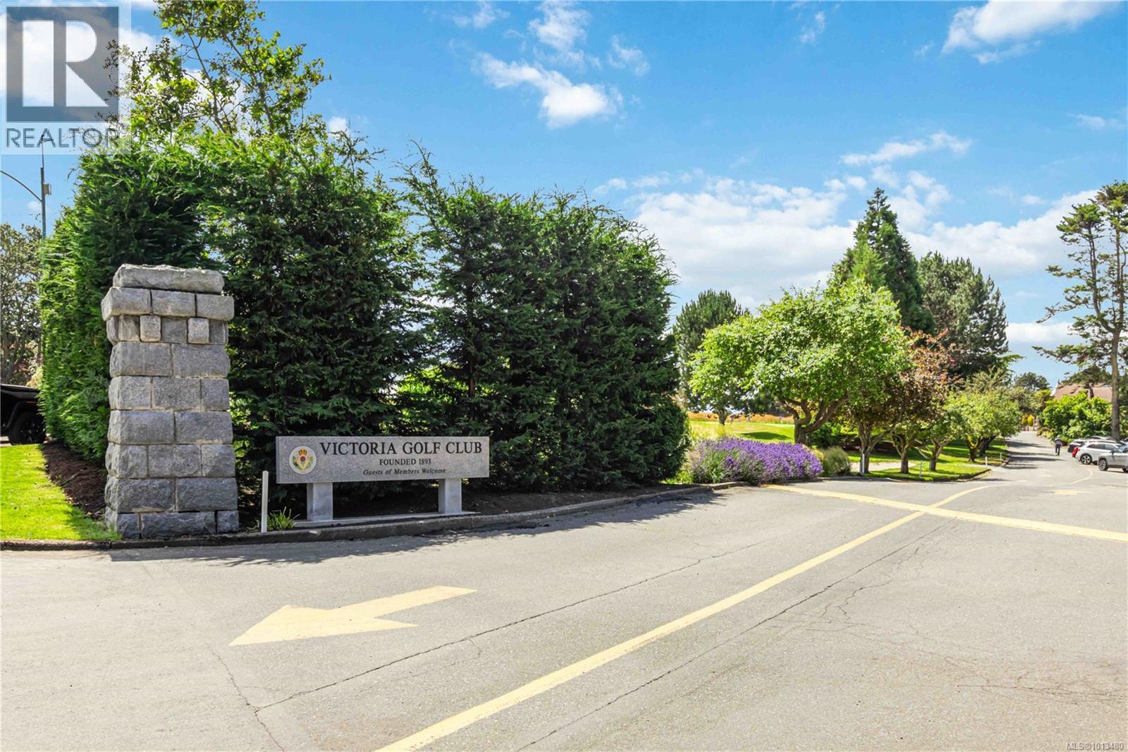 1579 Hampshire Rd, Oak Bay