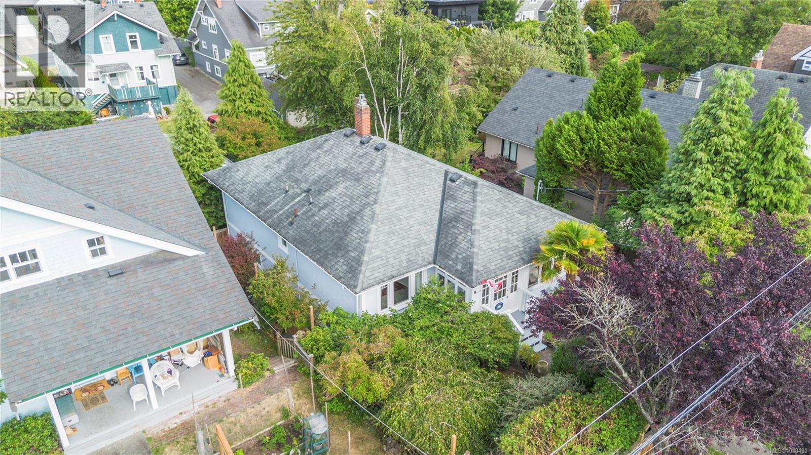 1579 Hampshire Rd, Oak Bay