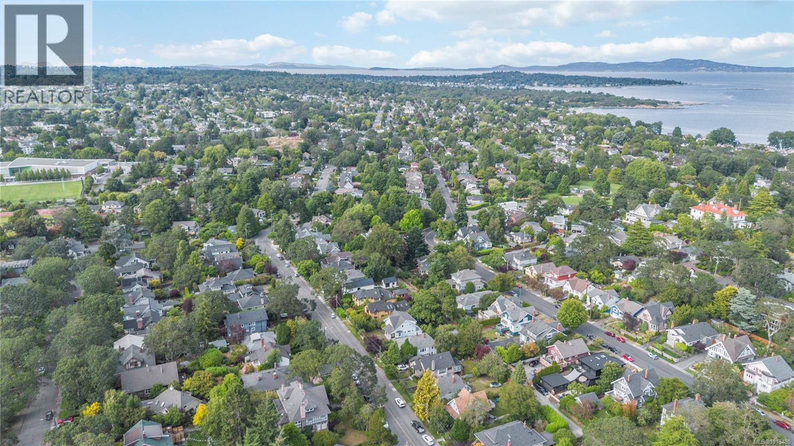 1579 Hampshire Rd, Oak Bay
