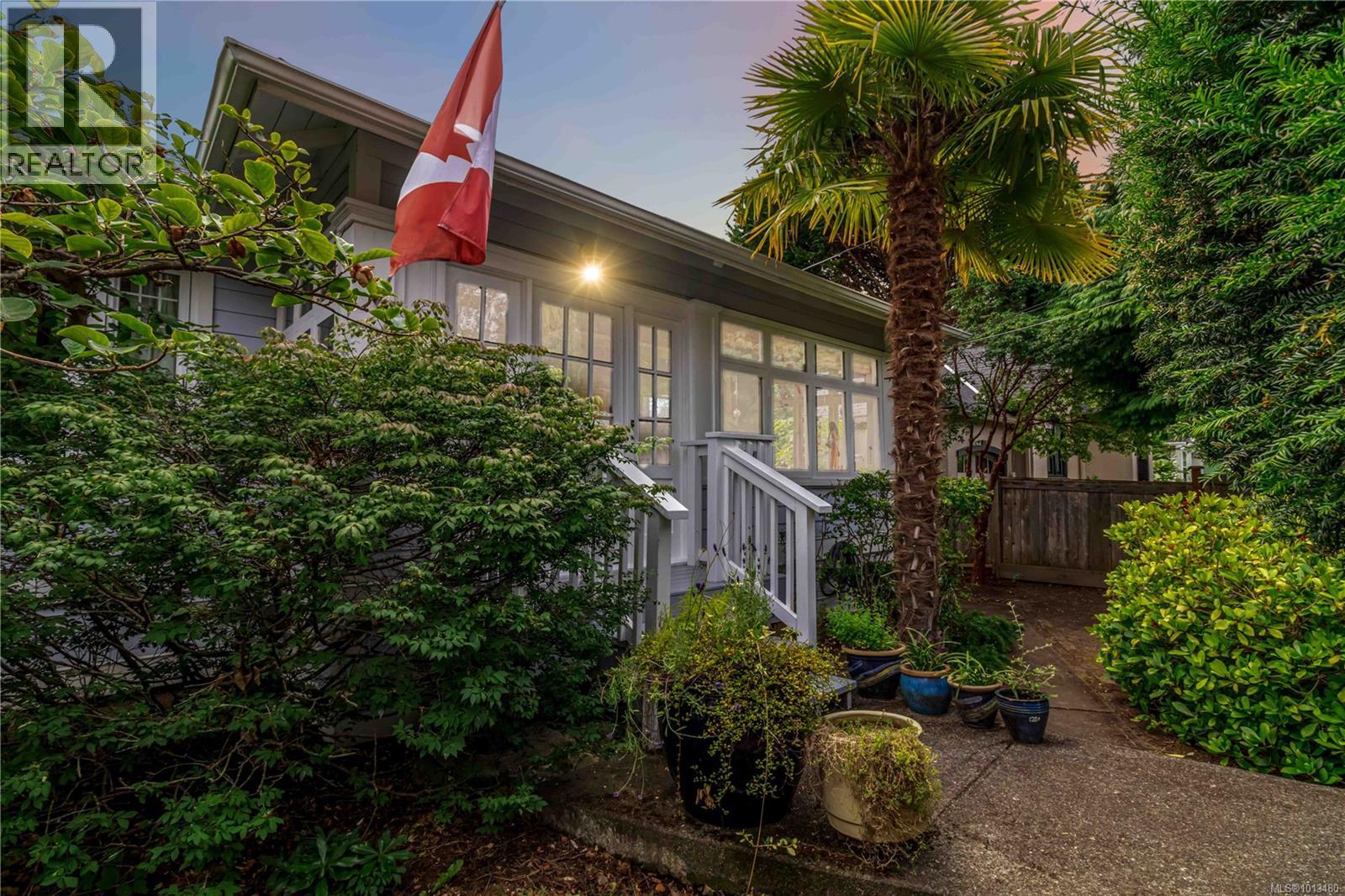1579 Hampshire Rd, Oak Bay