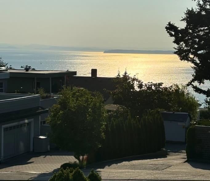1232 FOSTER STREET, White Rock