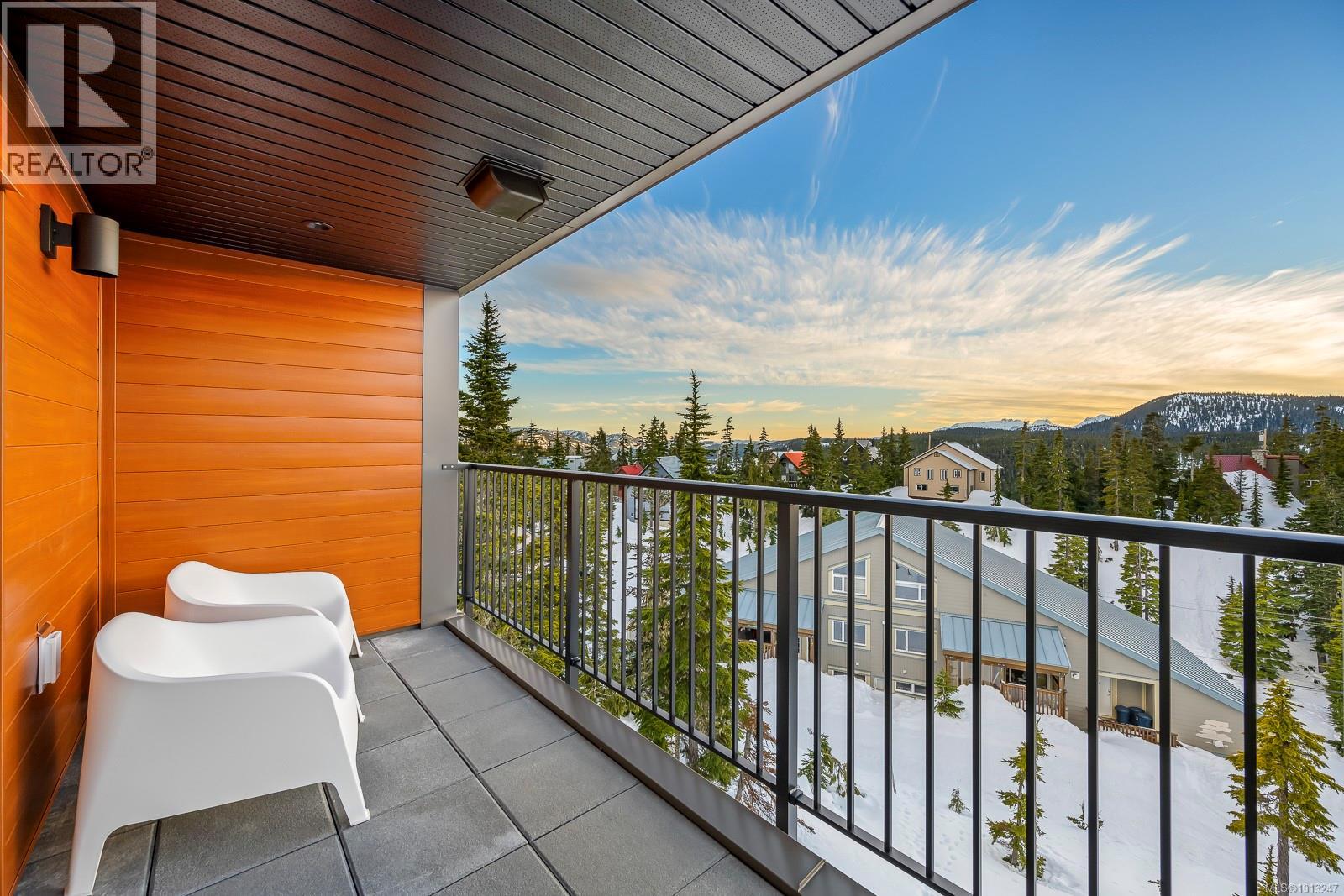 303 695 Castle Crag Cres, Courtenay
