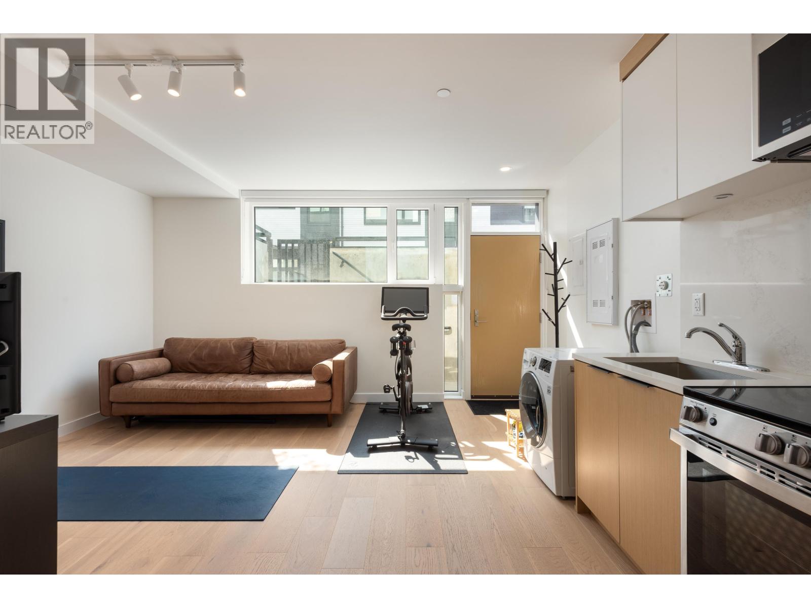 123 649 E 3RD STREET, North Vancouver