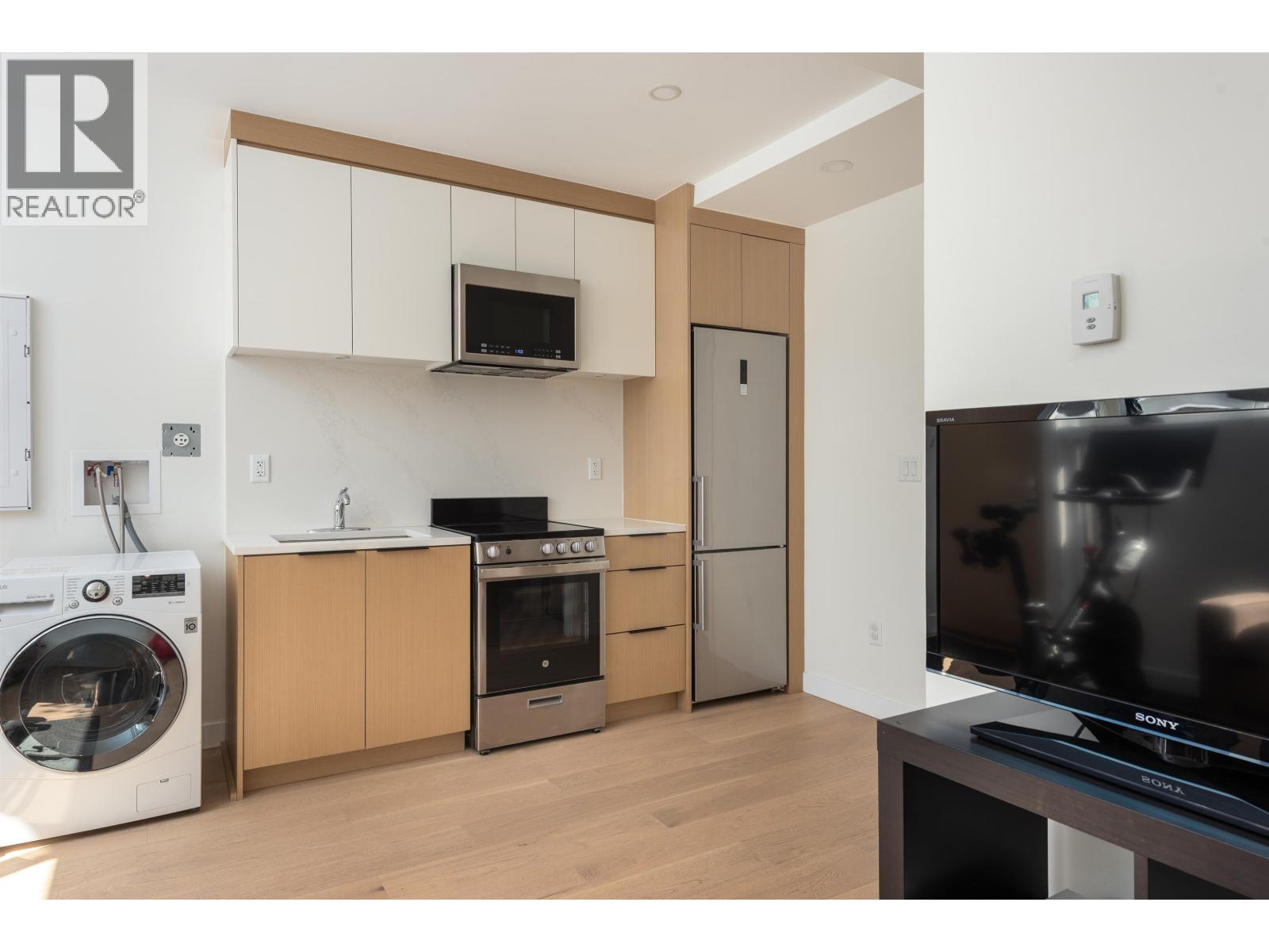 123 649 E 3RD STREET, North Vancouver