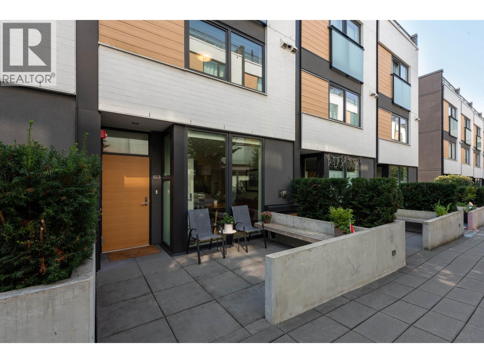 123 649 E 3RD STREET, North Vancouver