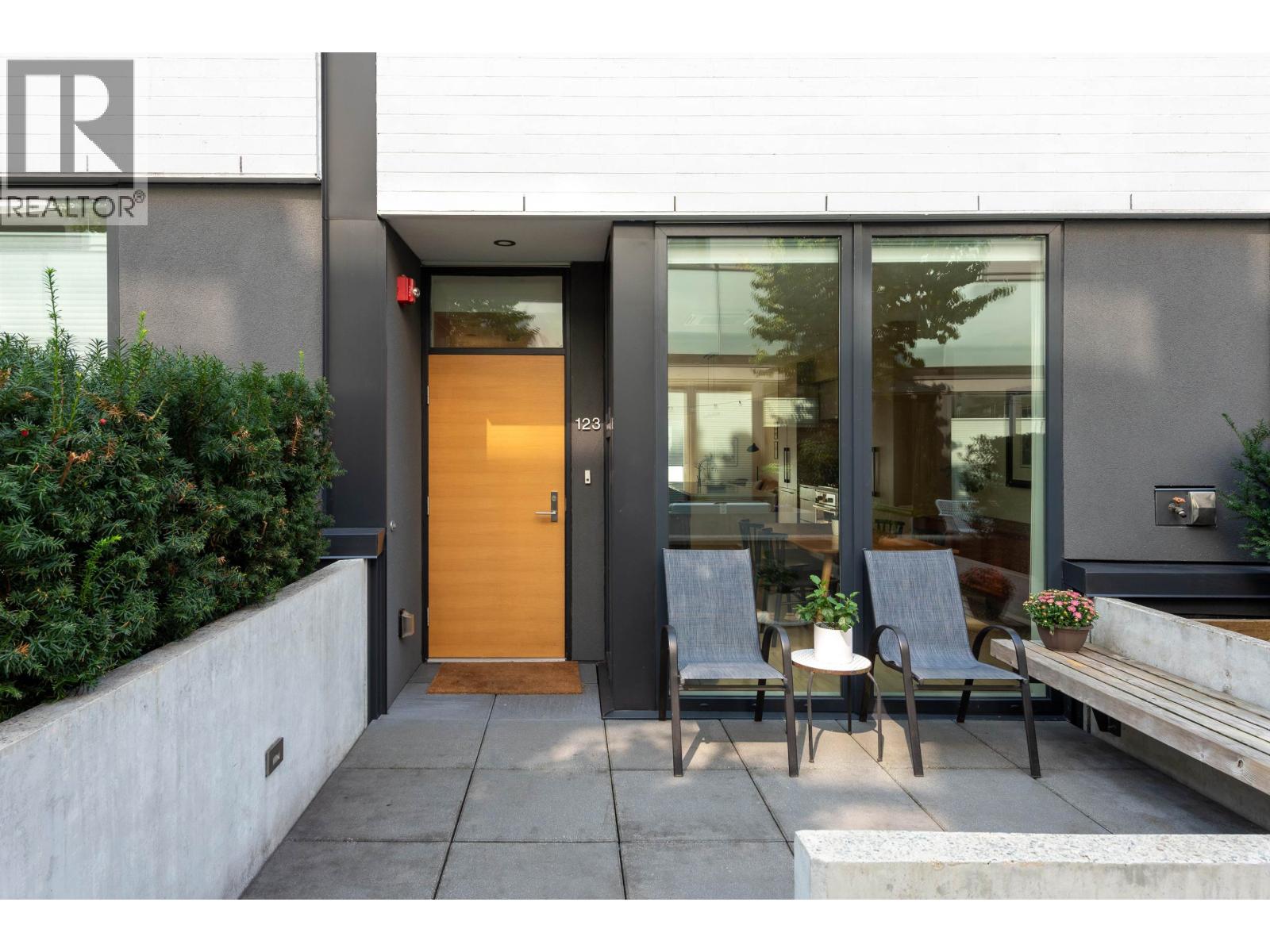 123 649 E 3RD STREET, North Vancouver