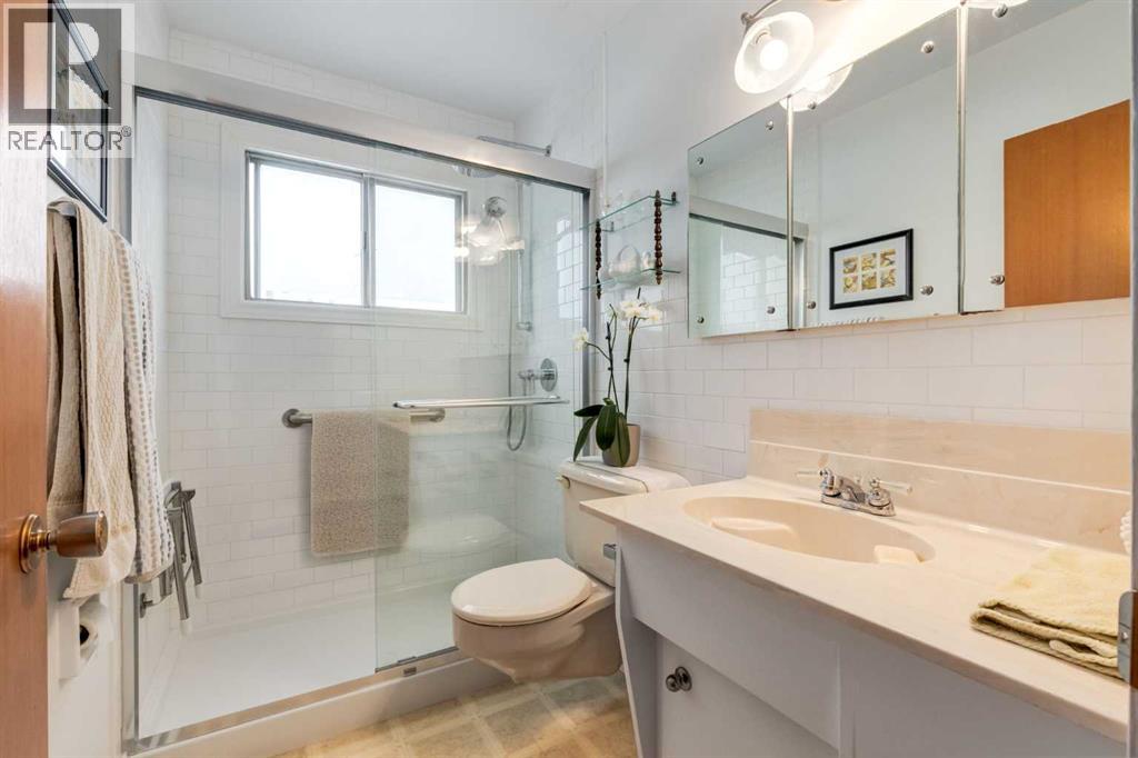 Single Family House Bi-level for Sale in  Middleton Drive NE Mayland Heights Calgary 