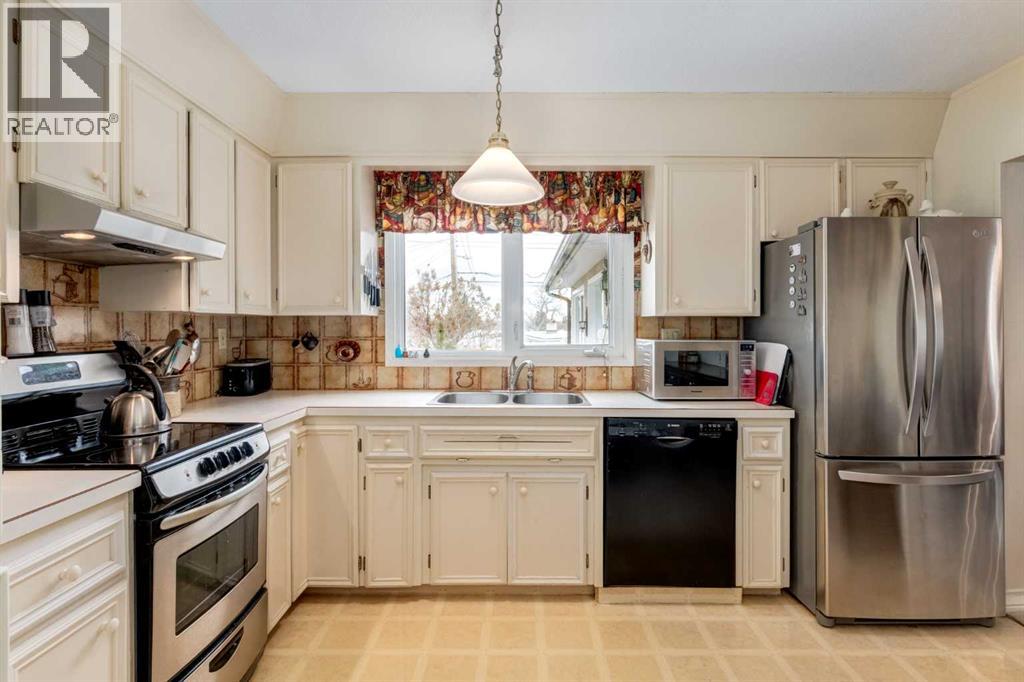 Single Family House Bi-level for Sale in  Middleton Drive NE Mayland Heights Calgary 