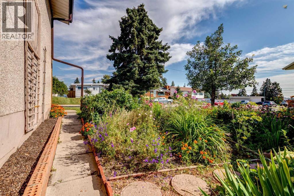 Single Family House Bi-level for Sale in  Middleton Drive NE Mayland Heights Calgary 