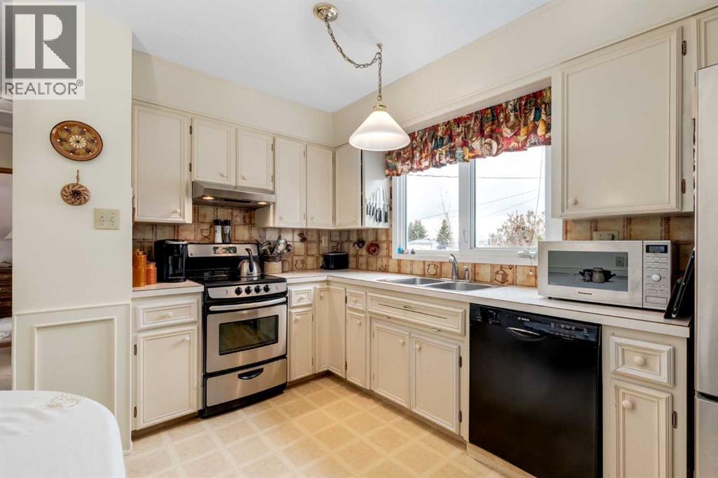 Single Family House Bi-level for Sale in  Middleton Drive NE Mayland Heights Calgary 
