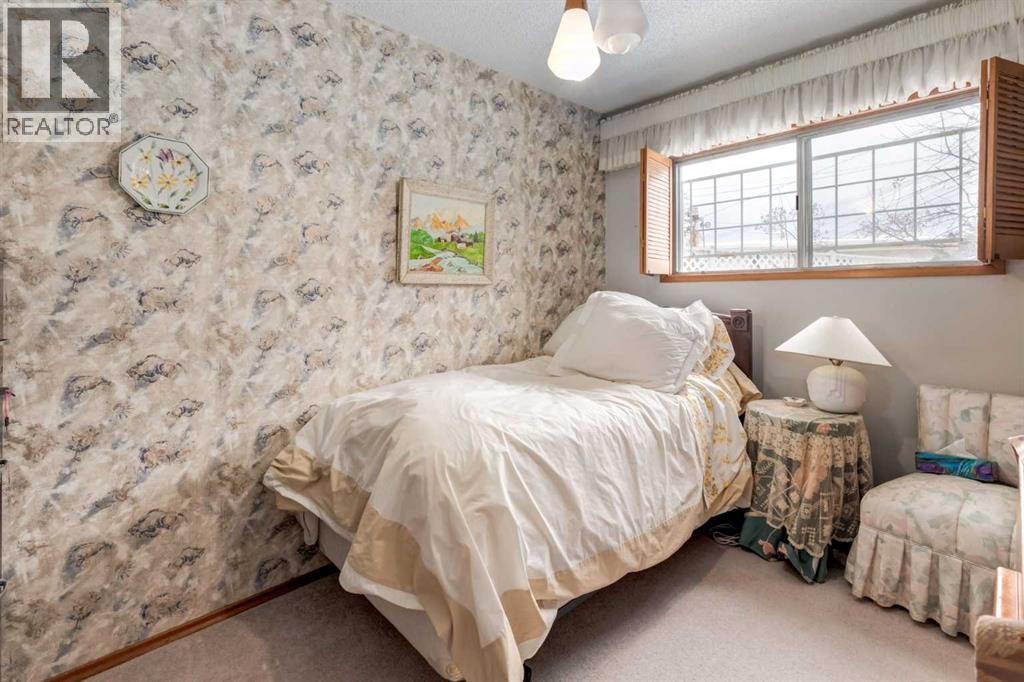 Single Family House Bi-level for Sale in  Middleton Drive NE Mayland Heights Calgary 