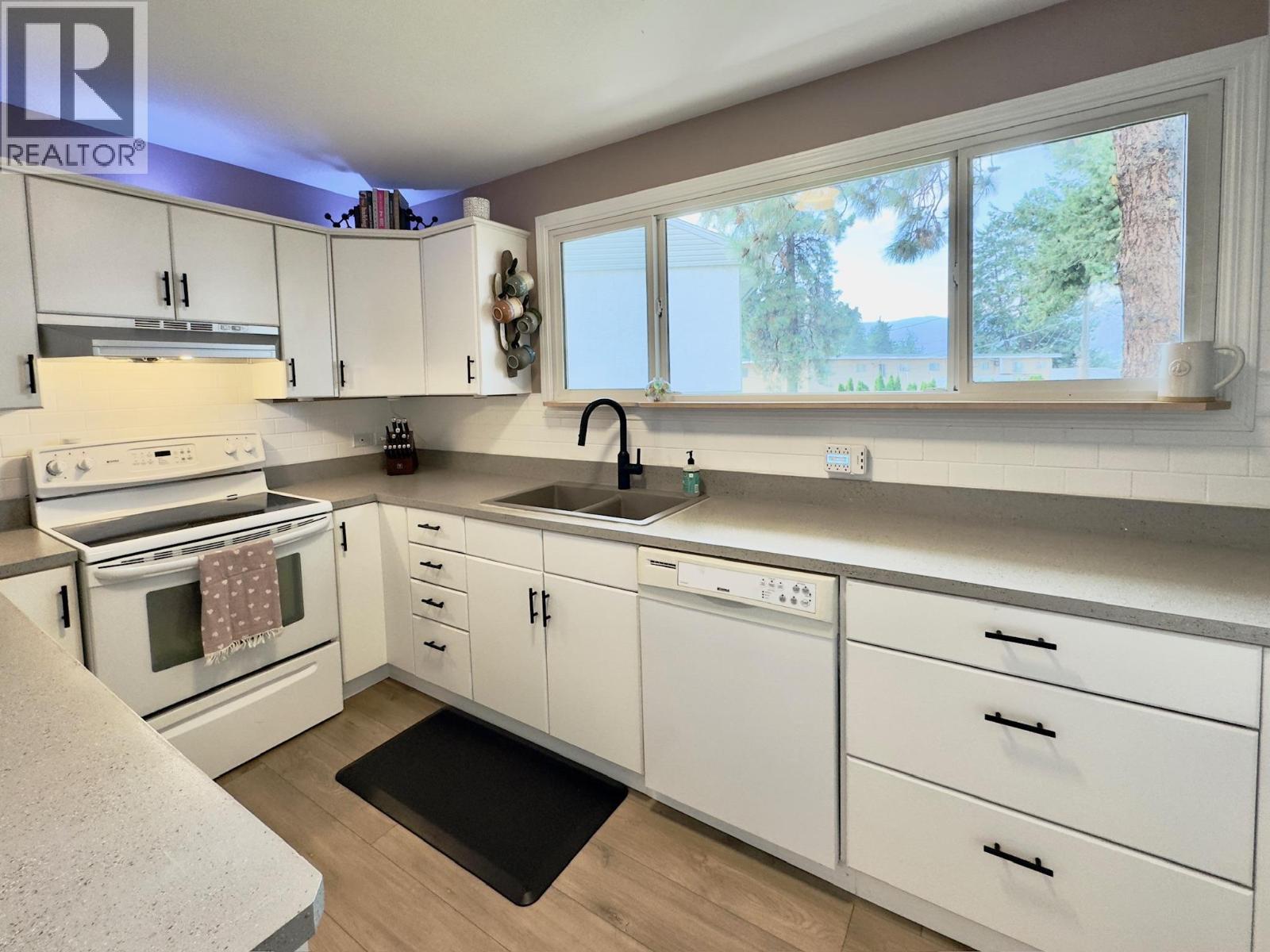 1150 MCPHERSON Place, Penticton