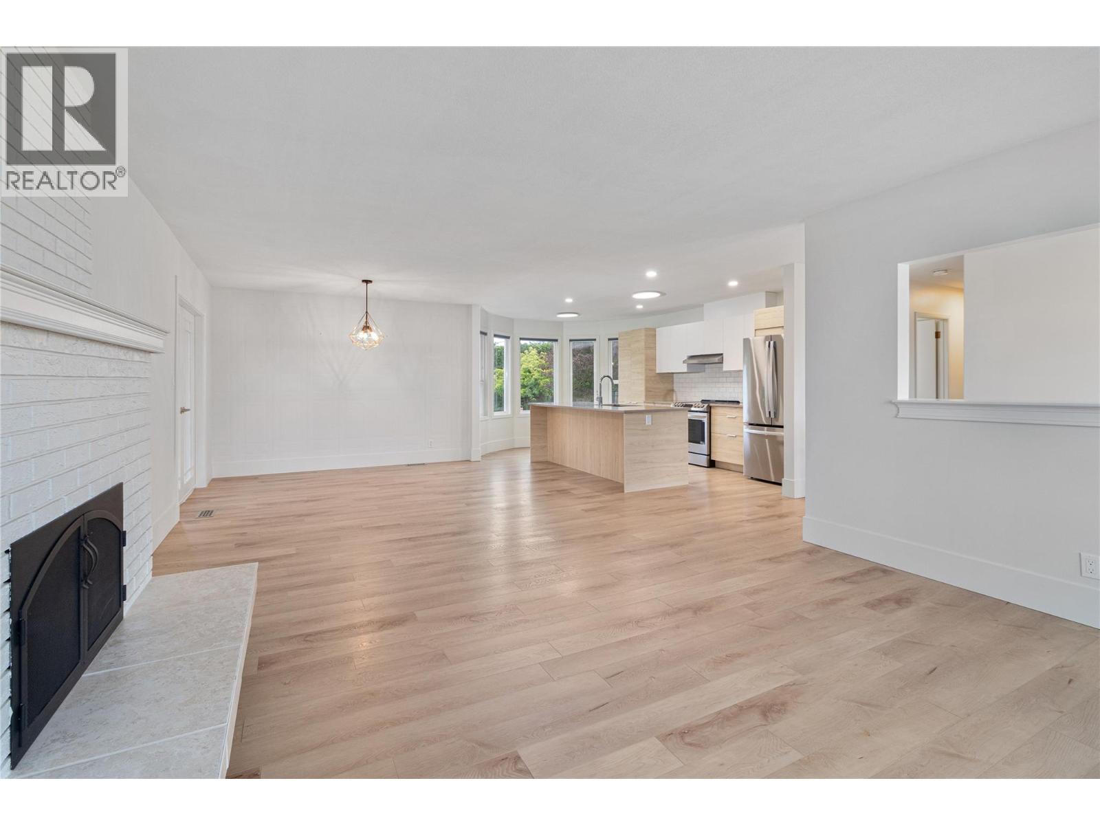  810 Westbrook Drive, West Kelowna