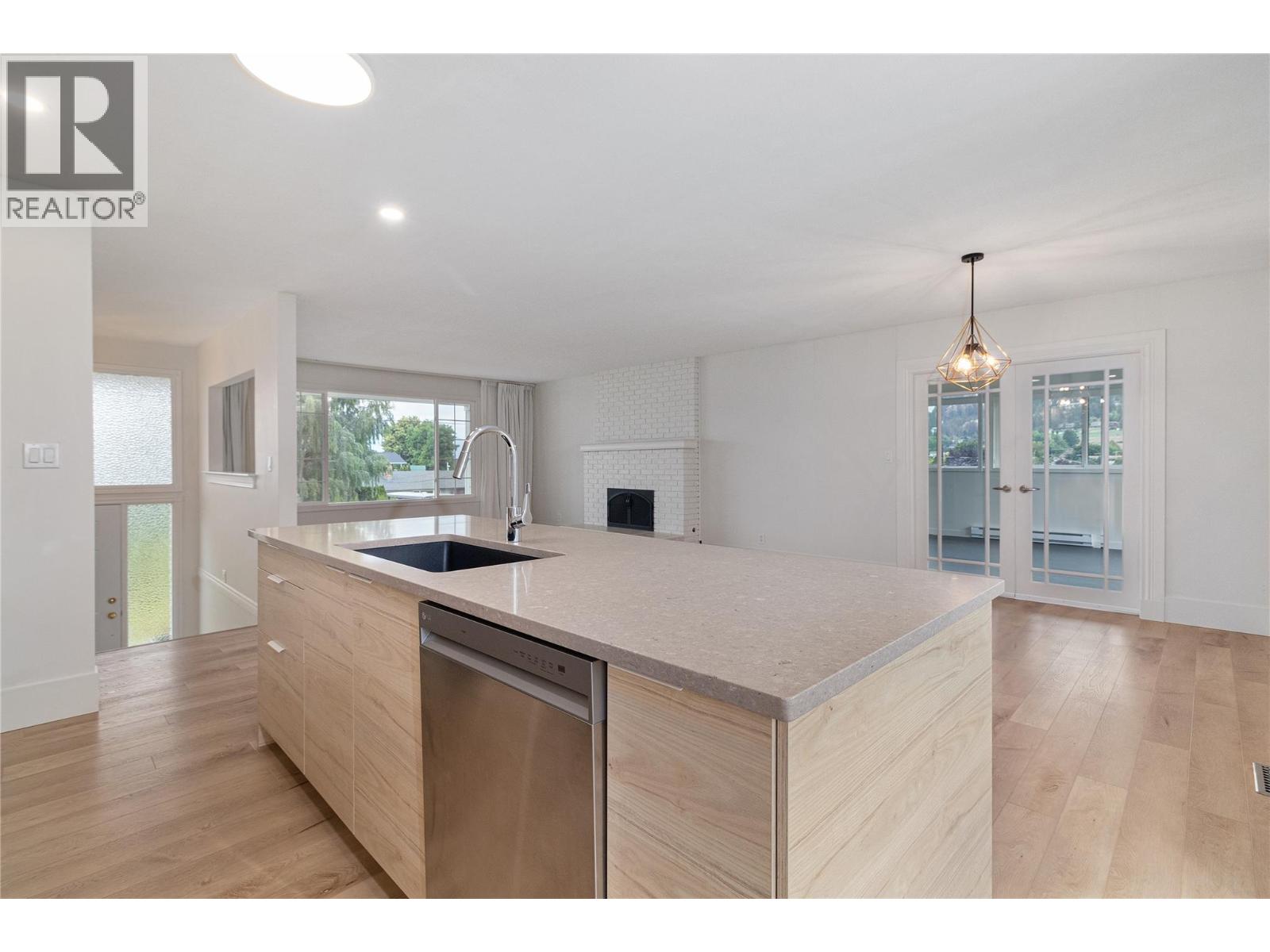  810 Westbrook Drive, West Kelowna