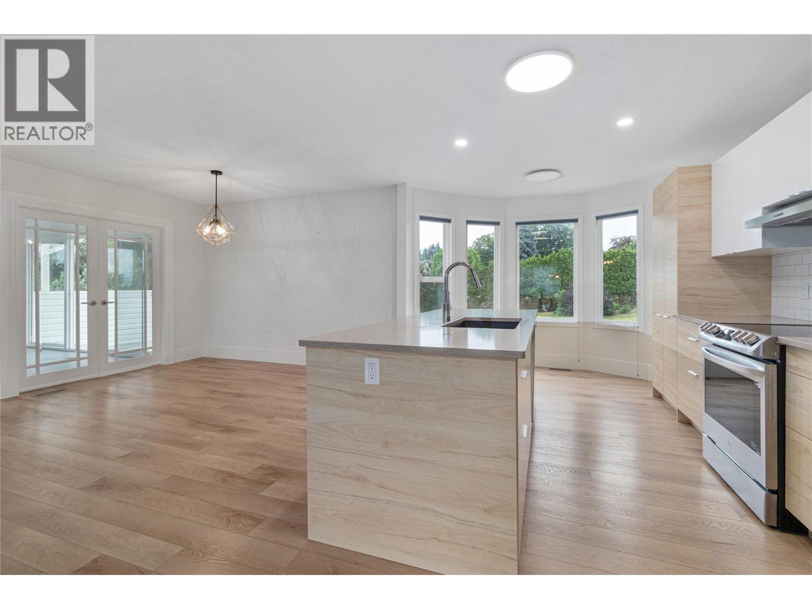  810 Westbrook Drive, West Kelowna