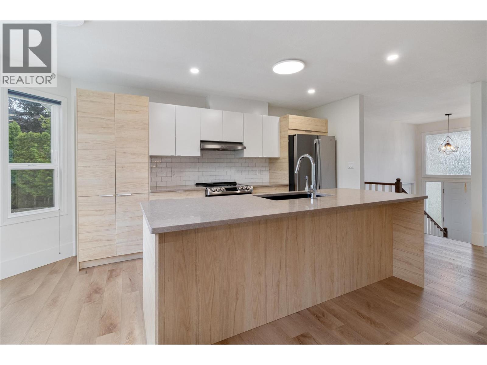  810 Westbrook Drive, West Kelowna