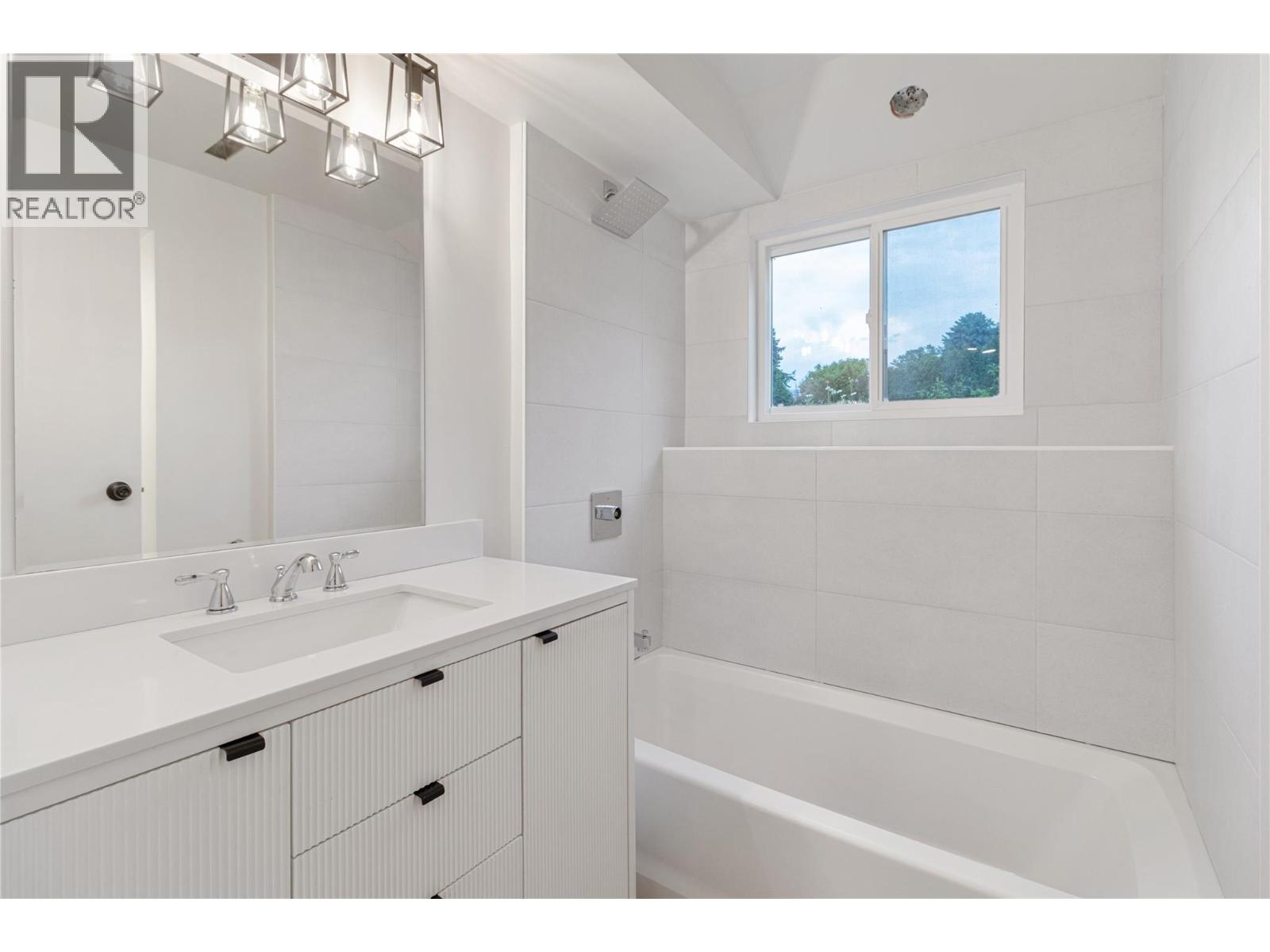  810 Westbrook Drive, West Kelowna