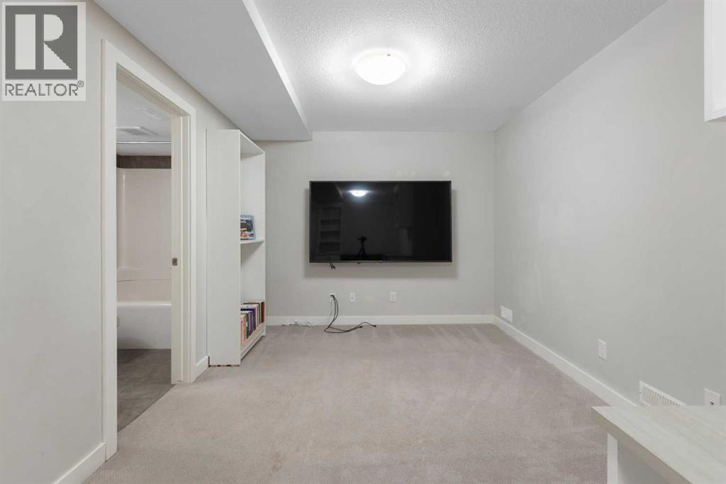 Single Family House for Sale in  Quarry Villas SE Douglasdale/Glen Calgary 
