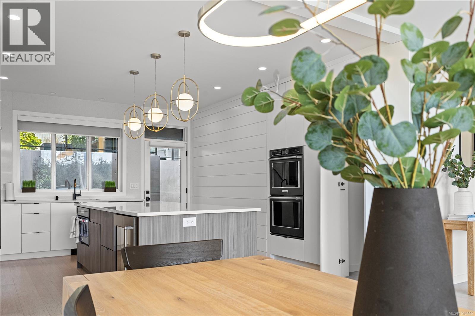  1046 Golden Spire Crescent, Langford
