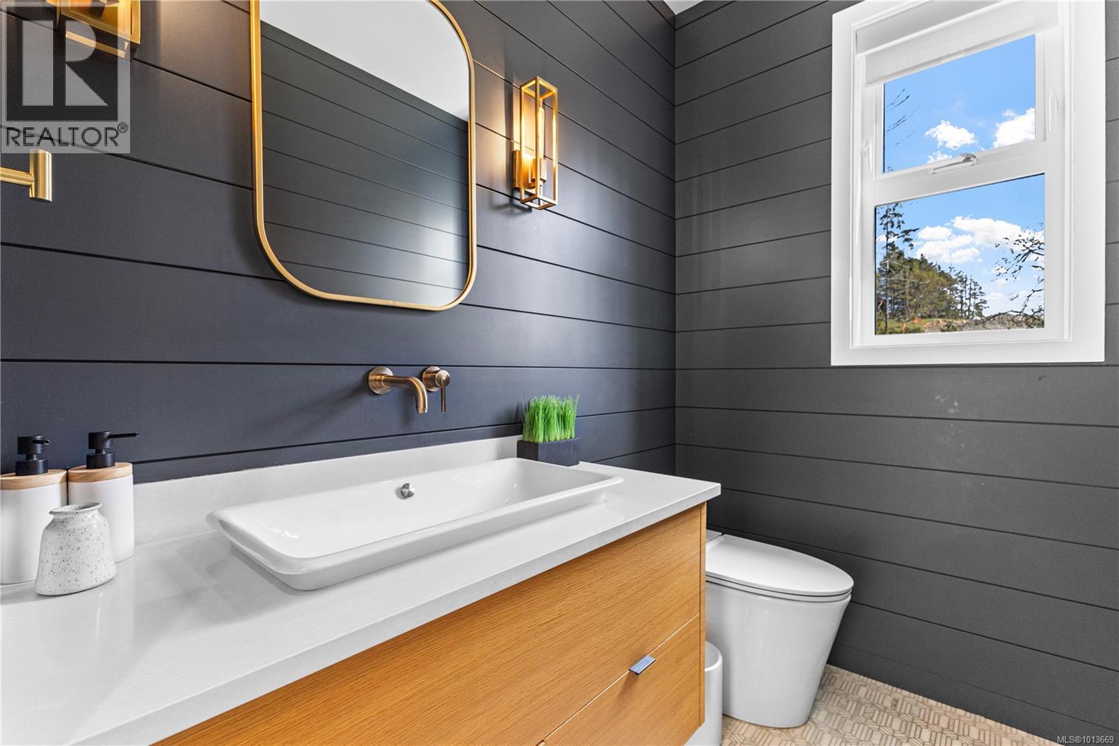  1046 Golden Spire Crescent, Langford