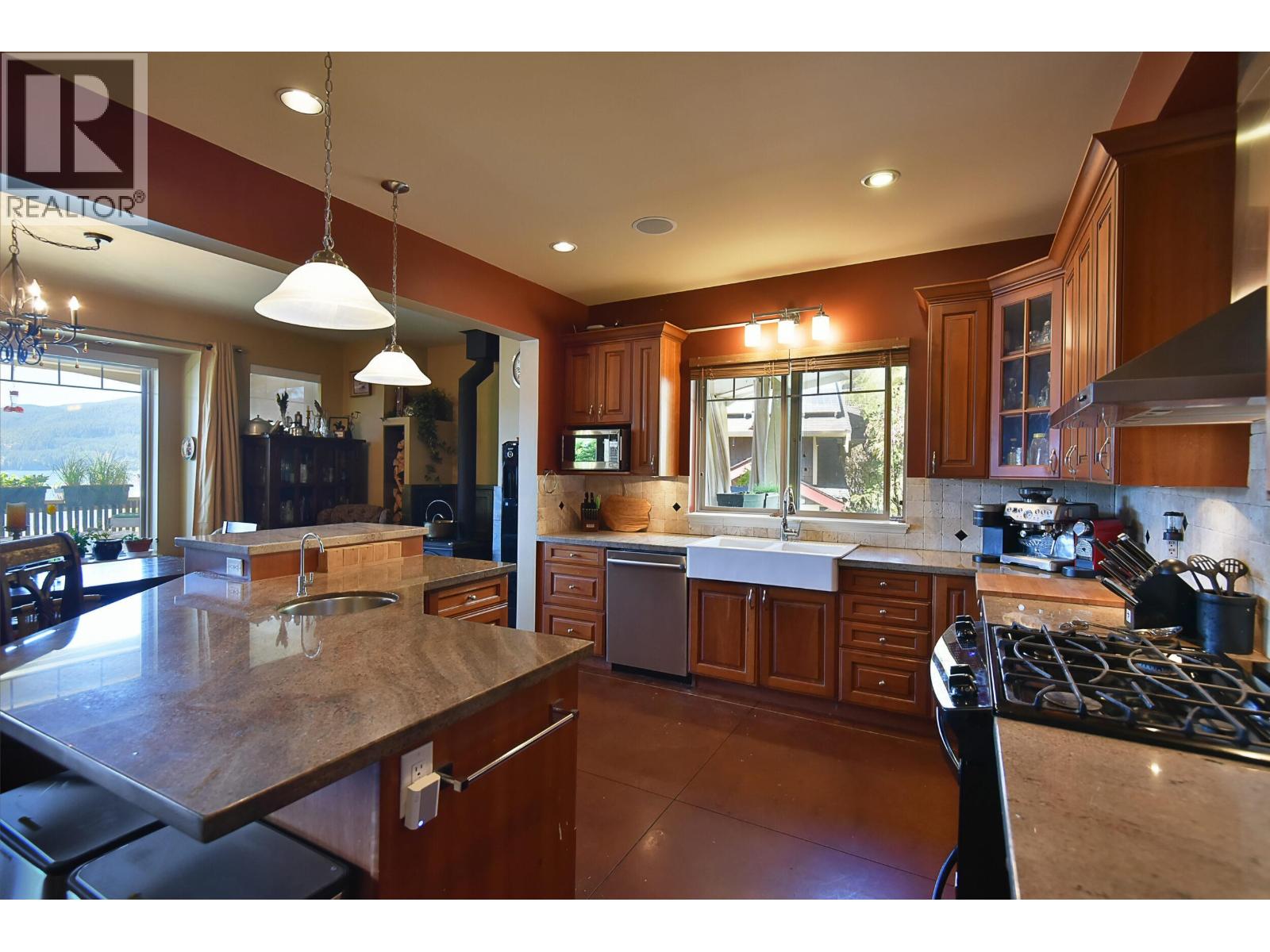 7545 ISLETS PLACE, Sechelt