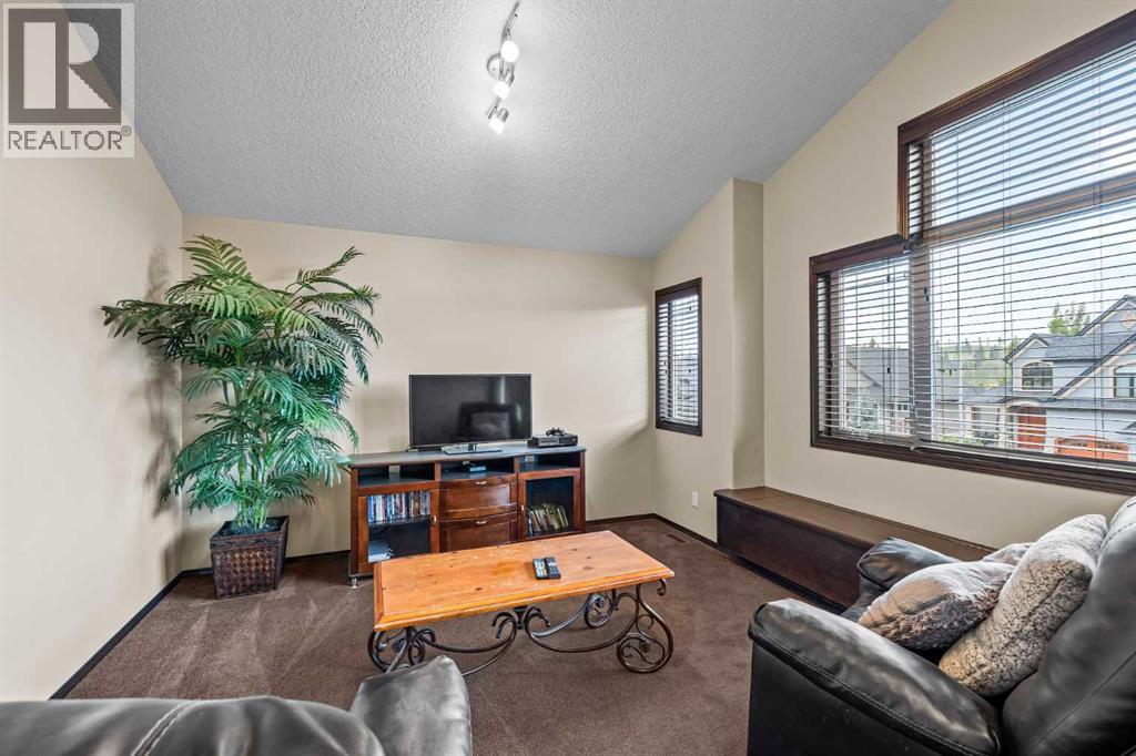 22 West Pointe Manor, Cochrane