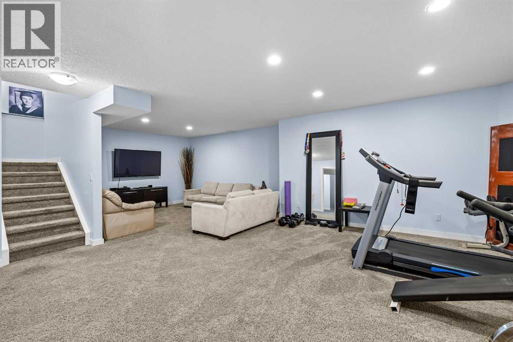 22 West Pointe Manor, Cochrane