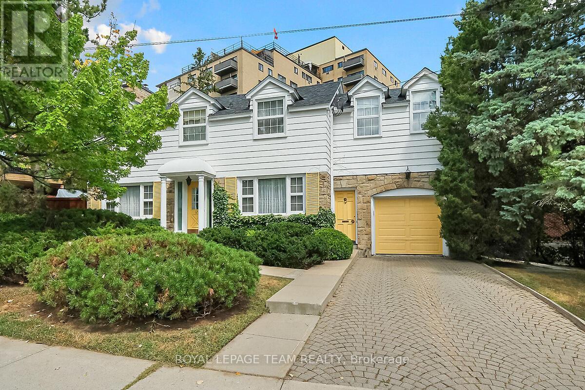 Classic elegance - superb Family home!