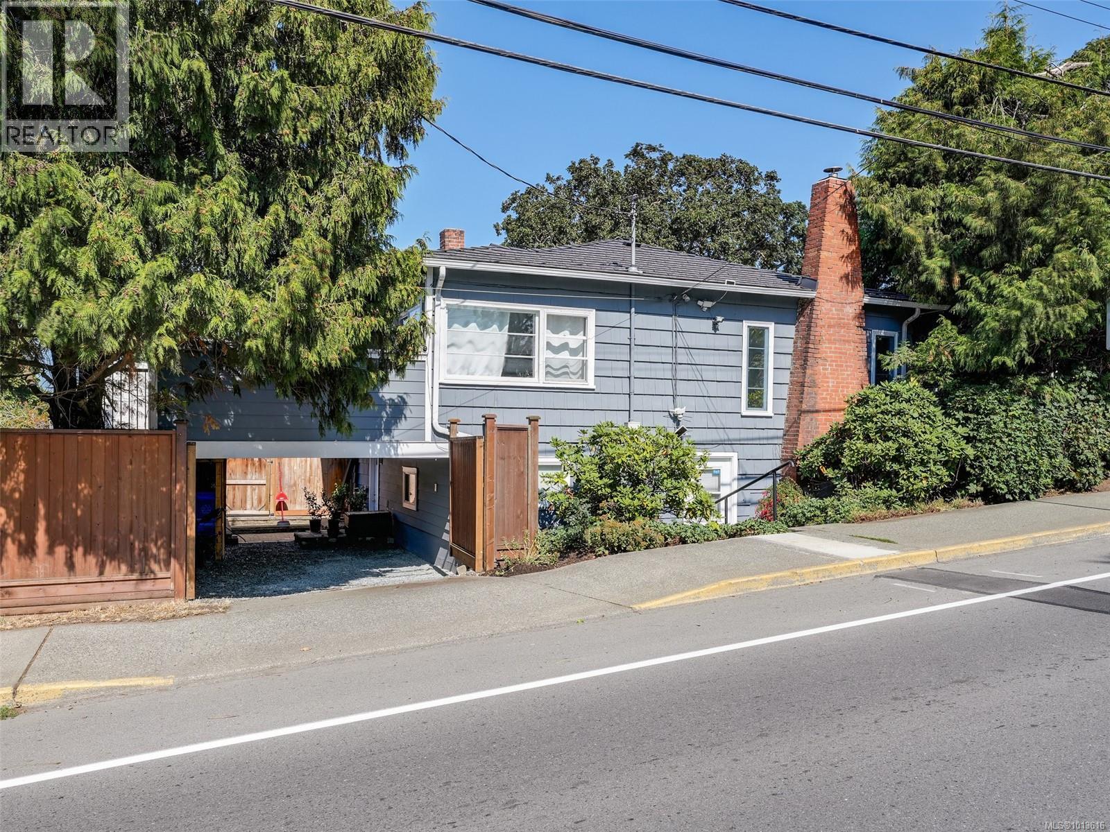 Single Family House for Sale in  Yew St Victoria 