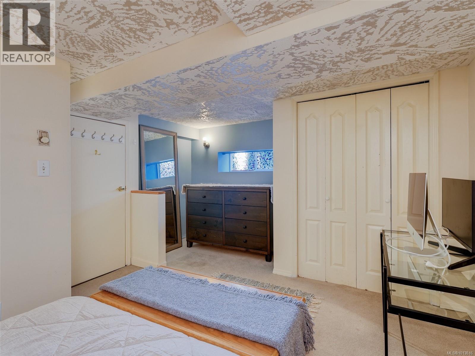 Single Family House for Sale in  Yew St Victoria 